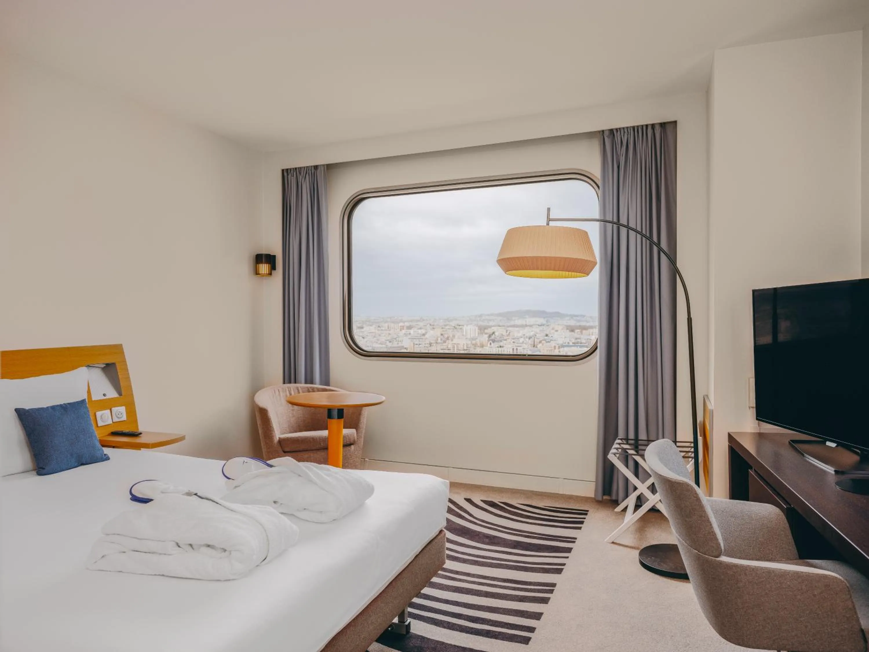 Bed in Novotel Paris Centre Tour Eiffel