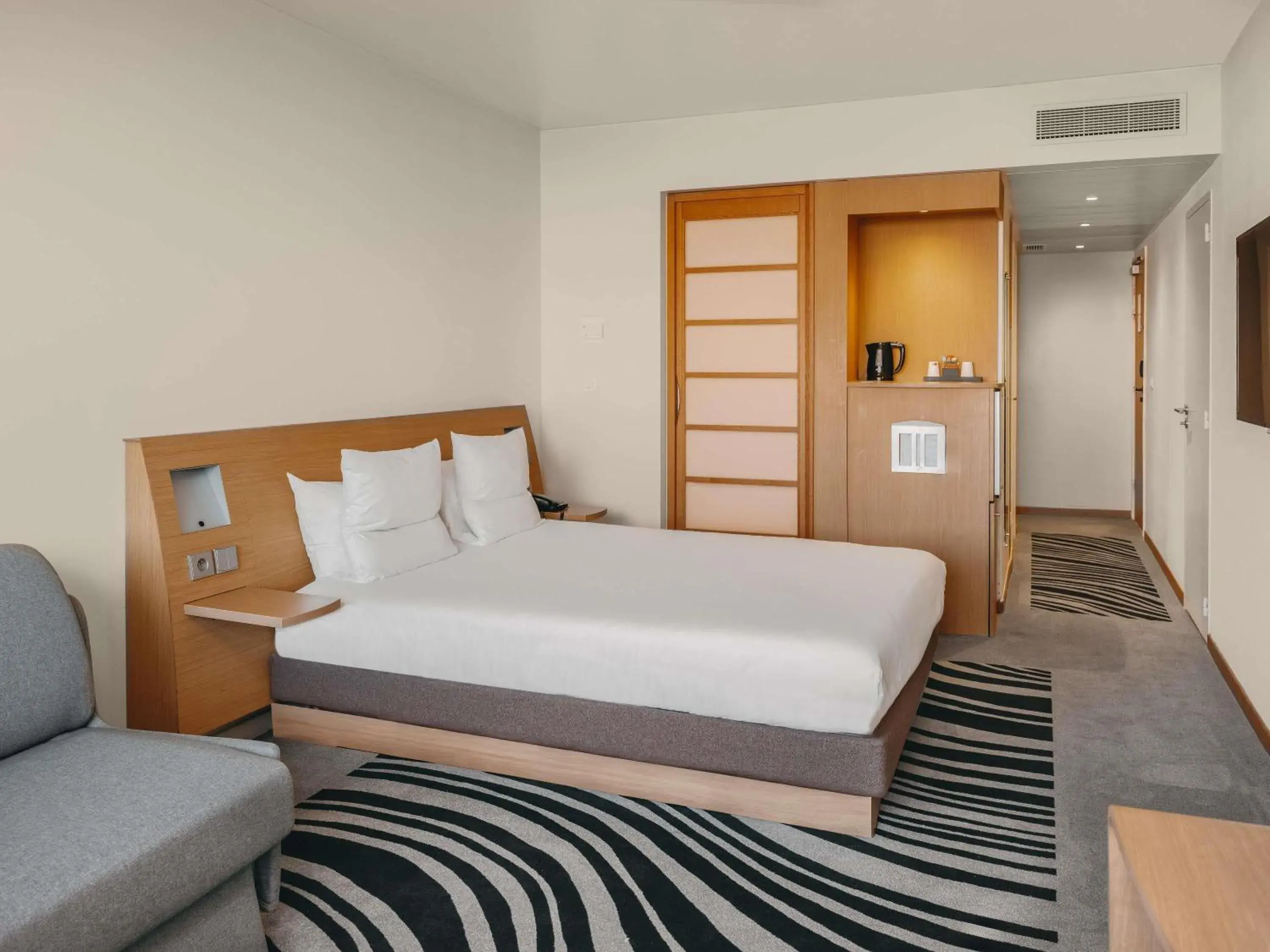 Superior Queen Room with Sofa Bed in Novotel Paris Centre Tour Eiffel Superior Queen Room with Sofa Bed in Novotel Paris Centre Tour Eiffel