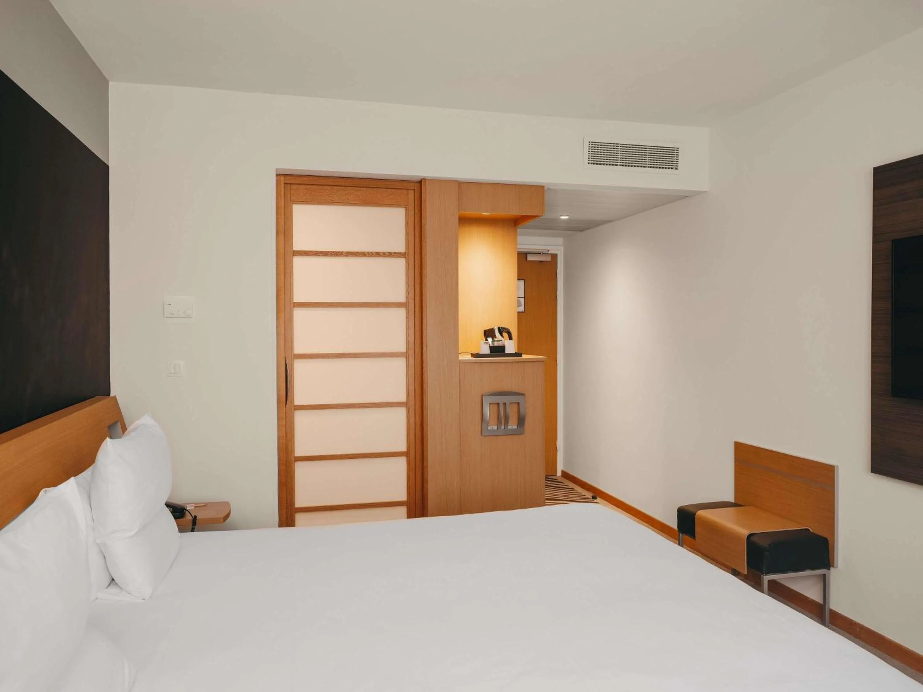 Bedroom, Bed in Novotel Paris Centre Tour Eiffel