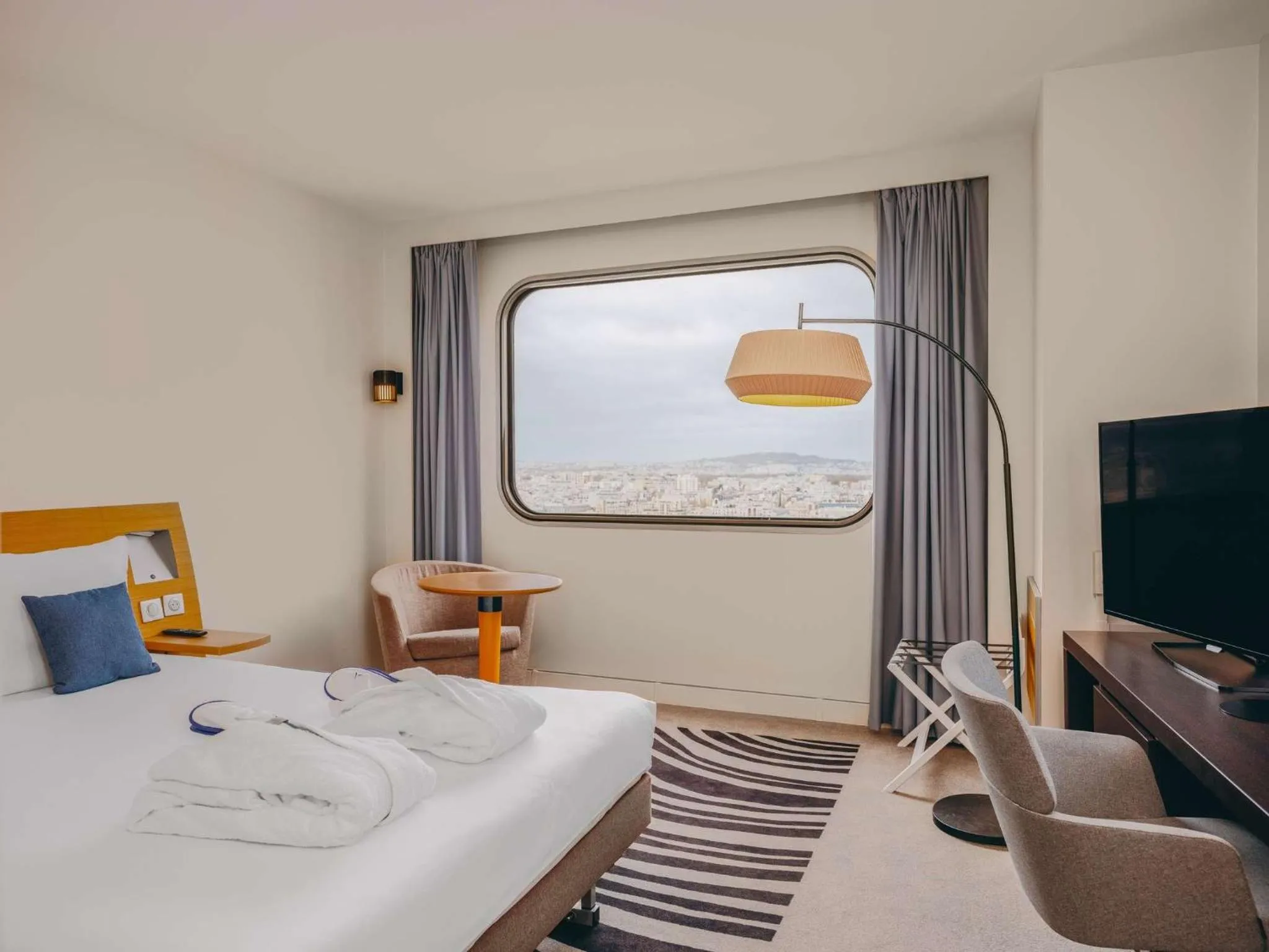 Bedroom, Bed in Novotel Paris Centre Tour Eiffel