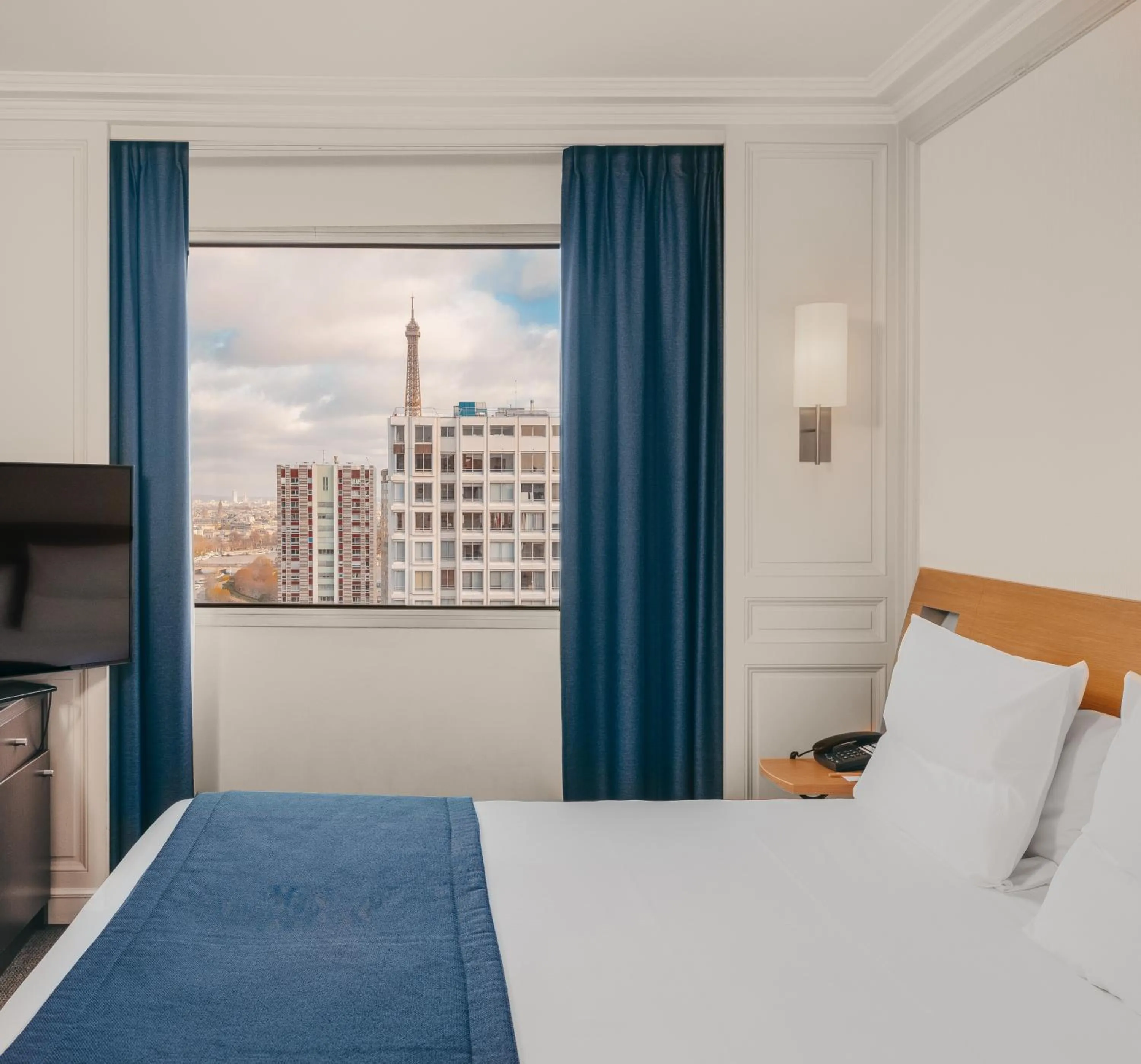 Bed in Novotel Paris Centre Tour Eiffel