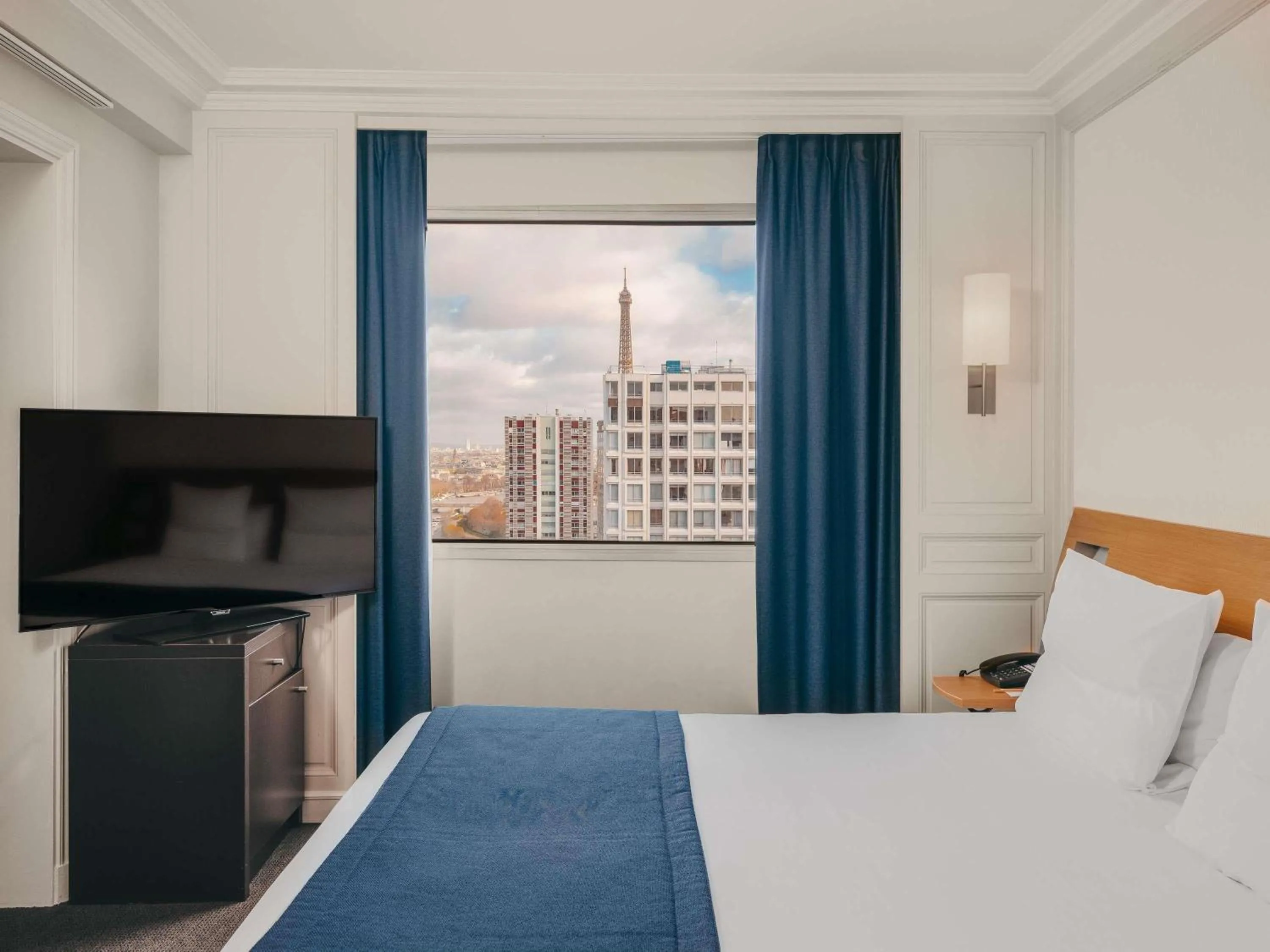 Bedroom, Bed in Novotel Paris Centre Tour Eiffel