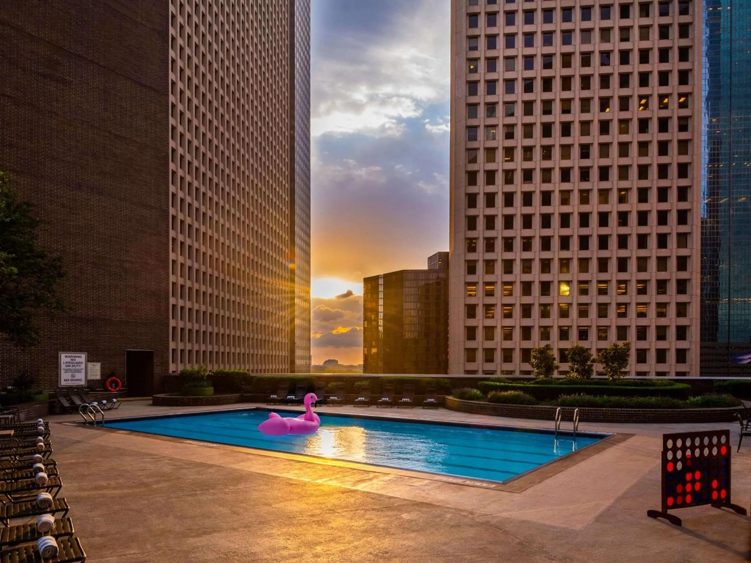 Swimming pool in Hyatt Regency Houston Downtown