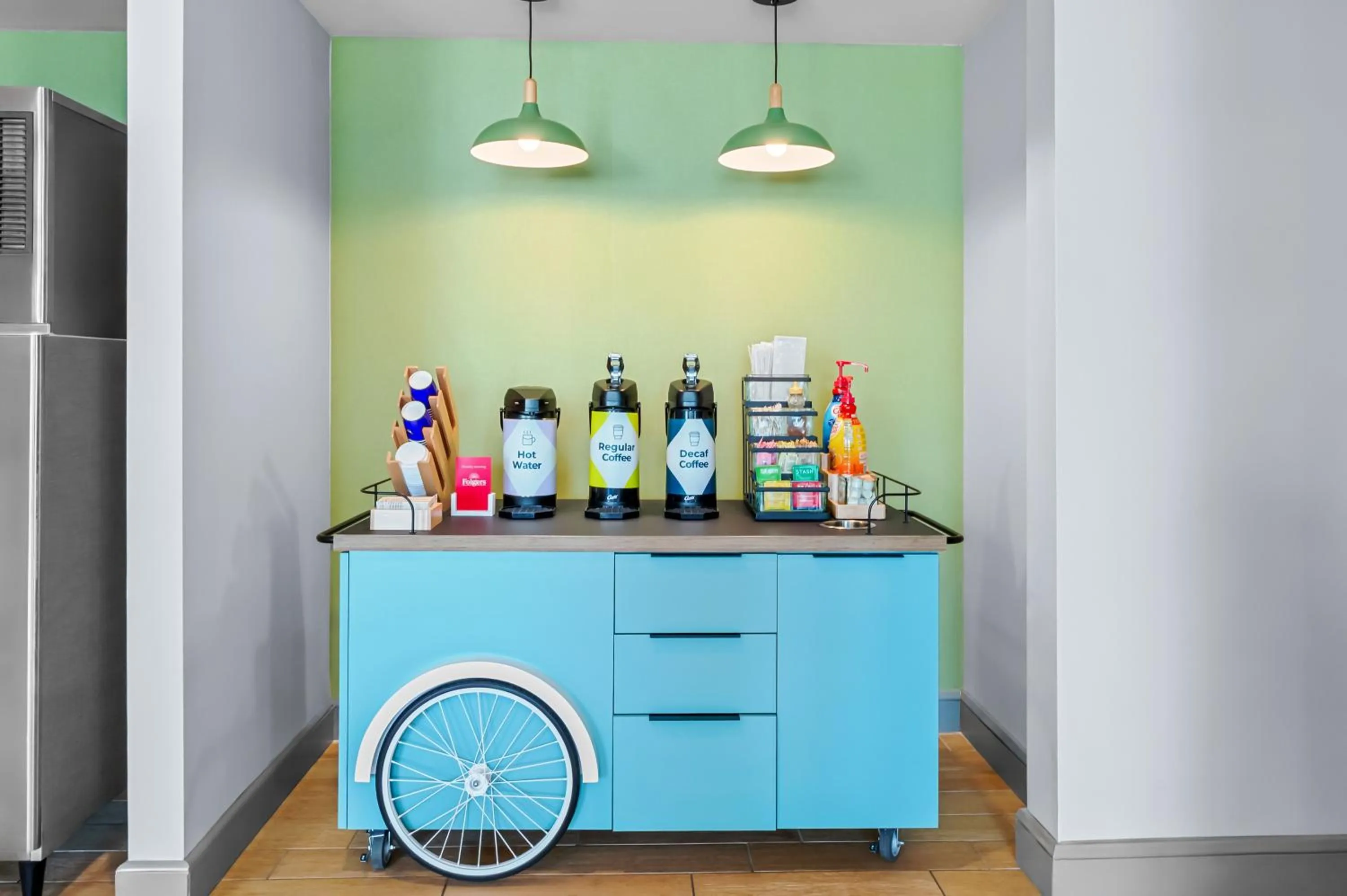 Coffee/tea facilities in Spark by Hilton Victoria