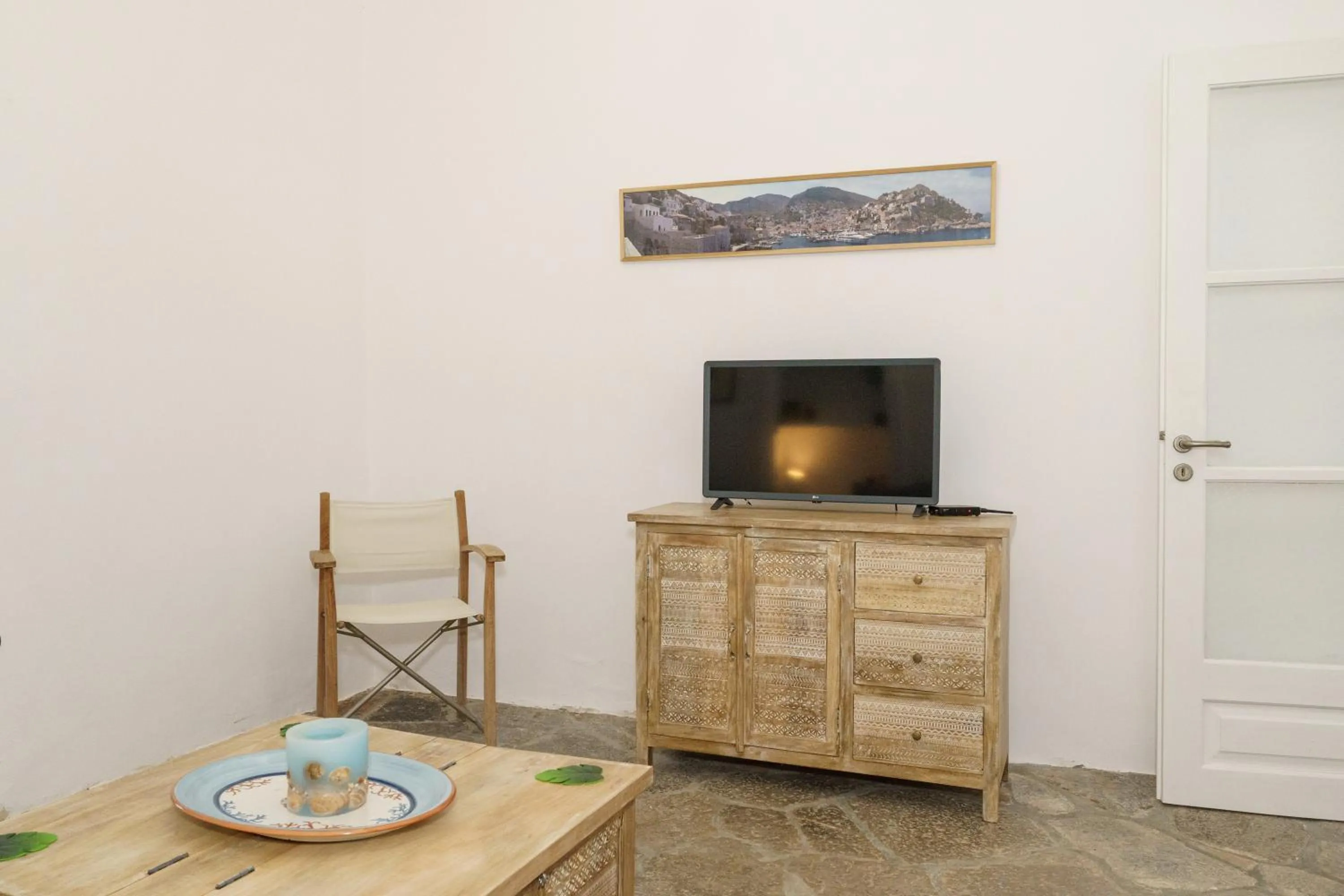 TV and multimedia in LIVIN Hydra Garden Suite