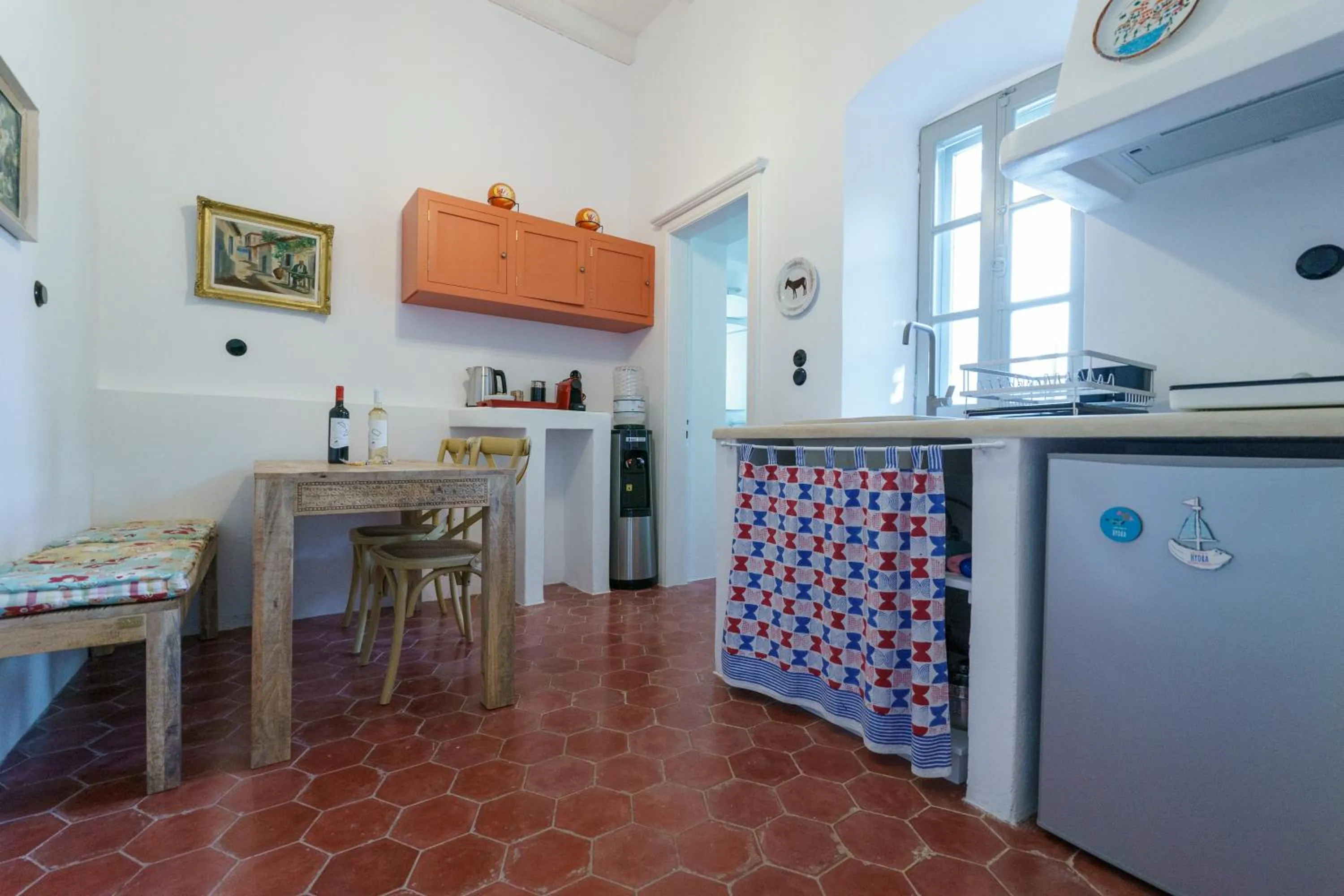 Kitchen or kitchenette in LIVIN Hydra Garden Suite
