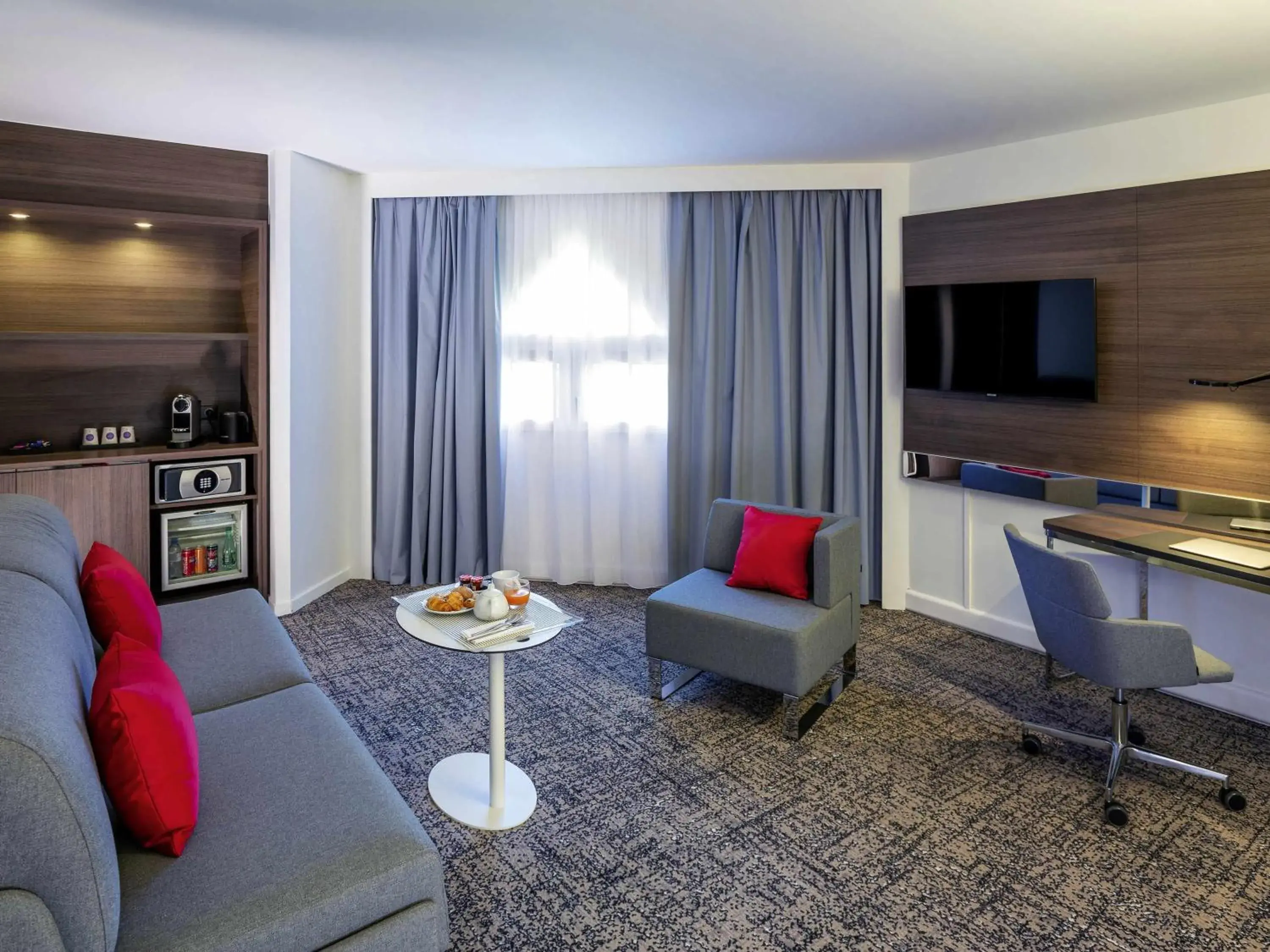 Suite with One Double Bed and One Double Sofa Bed in Novotel Toulouse Centre Compans Caffarelli Suite with One Double Bed and One Double Sofa Bed in Novotel Toulouse Centre Compans Caffarelli