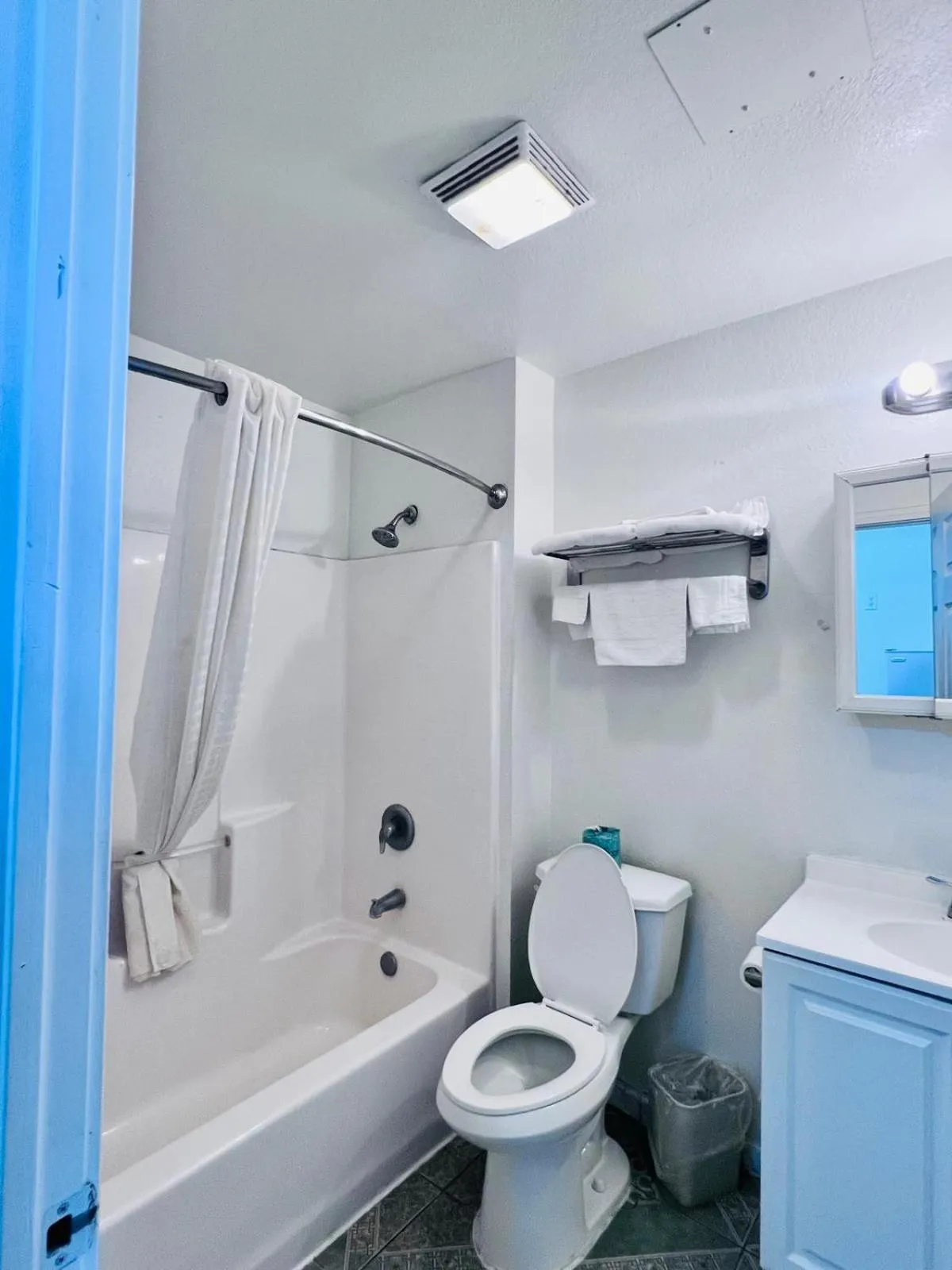 Bathroom in OYO Garden Inn and Suites Pearsall I-35 East