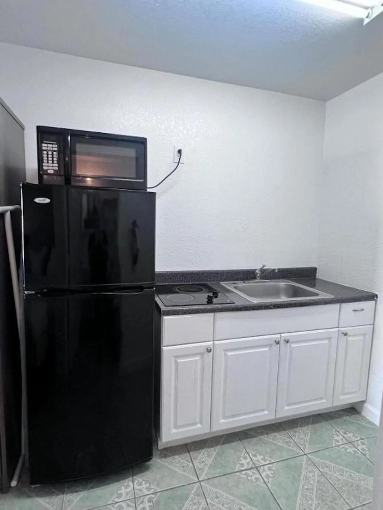 kitchen in OYO Garden Inn and Suites Pearsall I-35 East