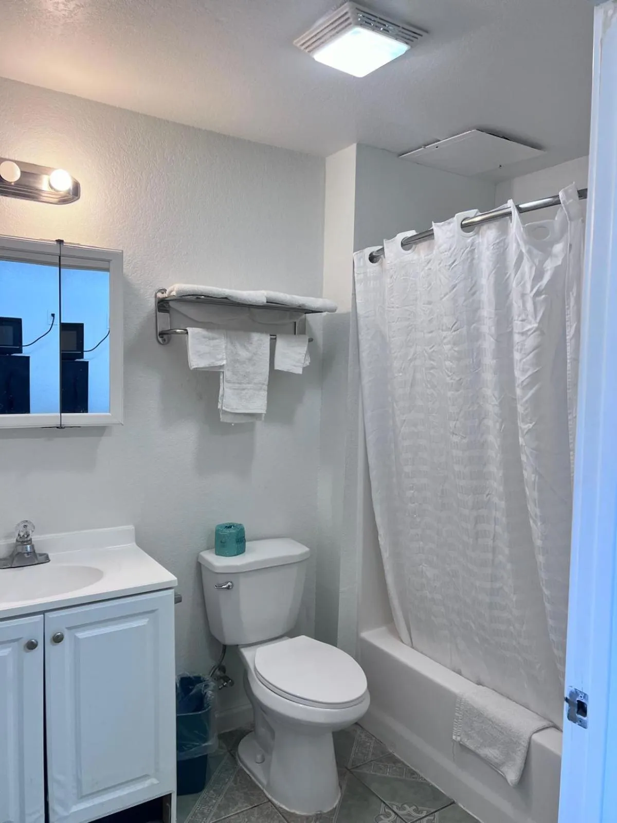 Bathroom in OYO Garden Inn and Suites Pearsall I-35 East
