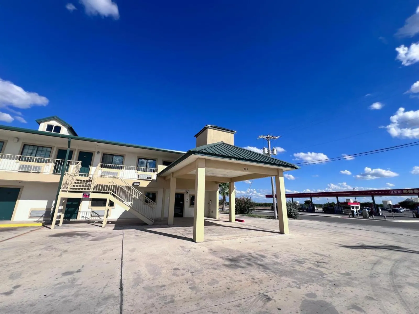 Facade/entrance in OYO Garden Inn and Suites Pearsall I-35 East
