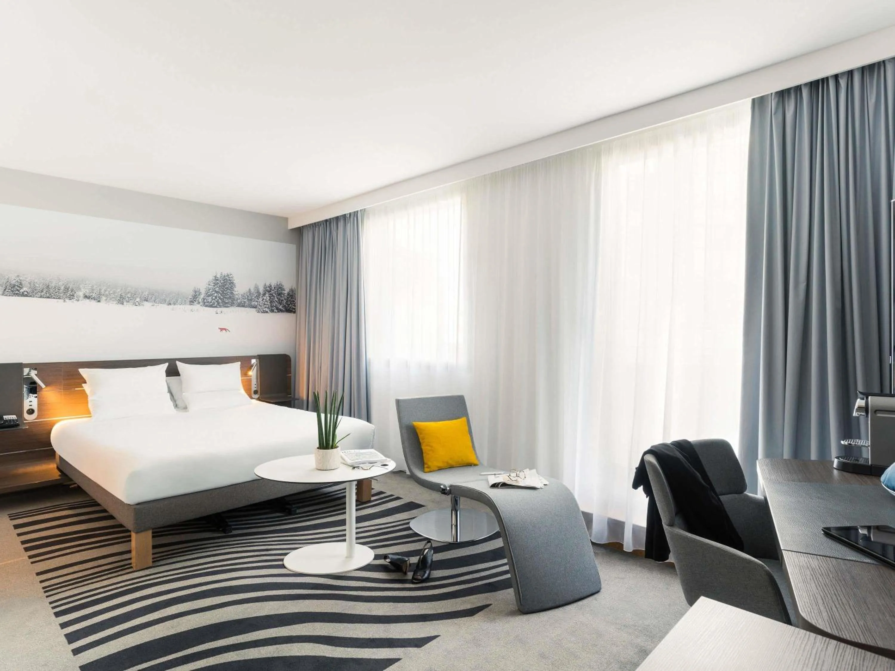Property building, Bed in Novotel Paris Centre Gare Montparnasse