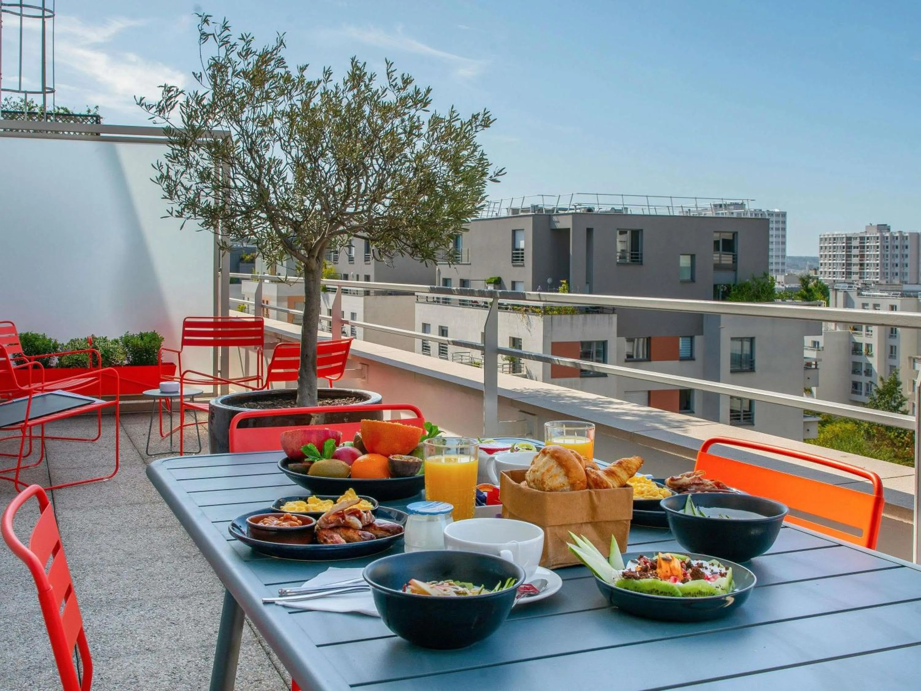 Photo of the whole room in Novotel Paris Centre Gare Montparnasse