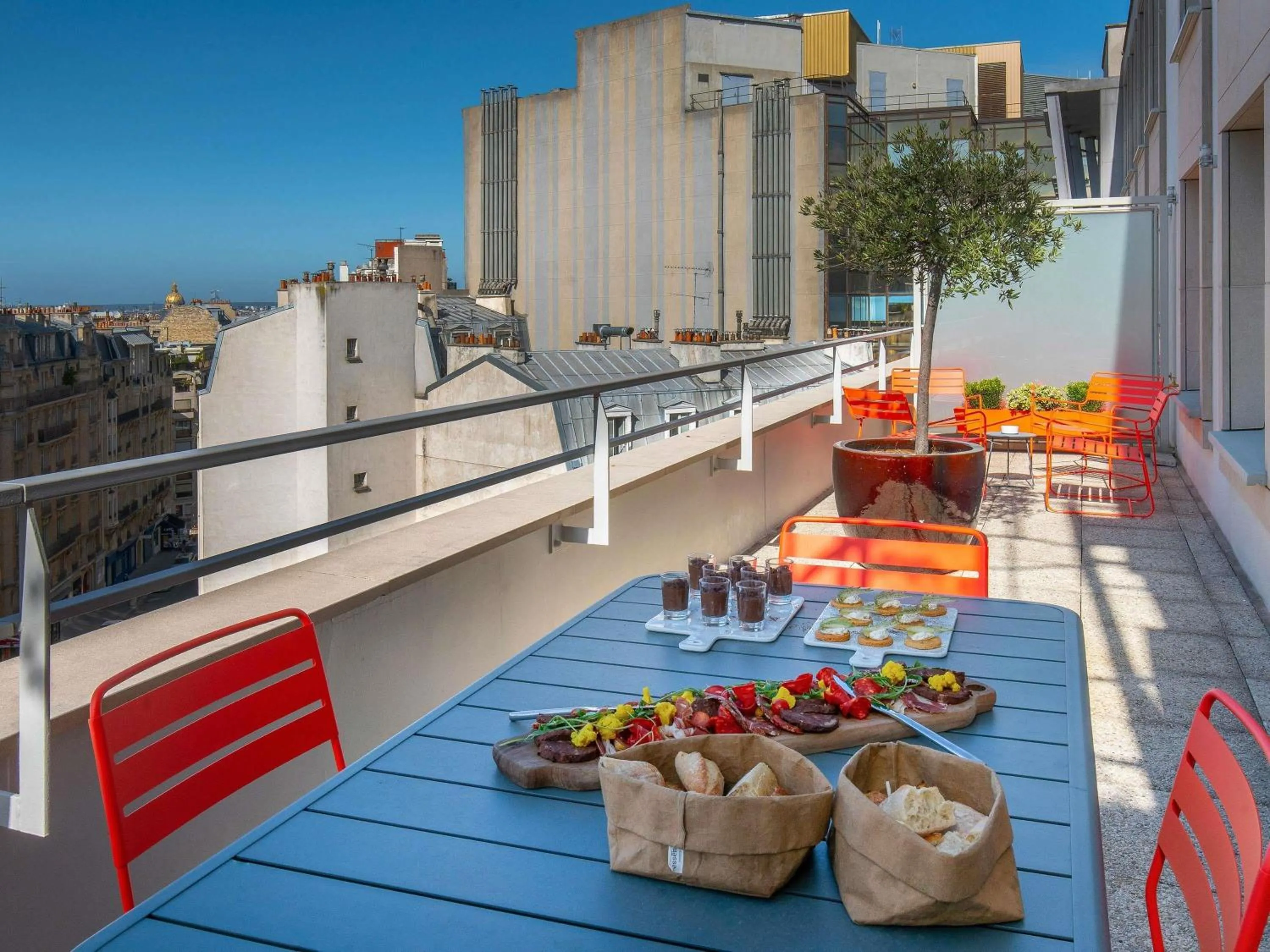 Photo of the whole room in Novotel Paris Centre Gare Montparnasse