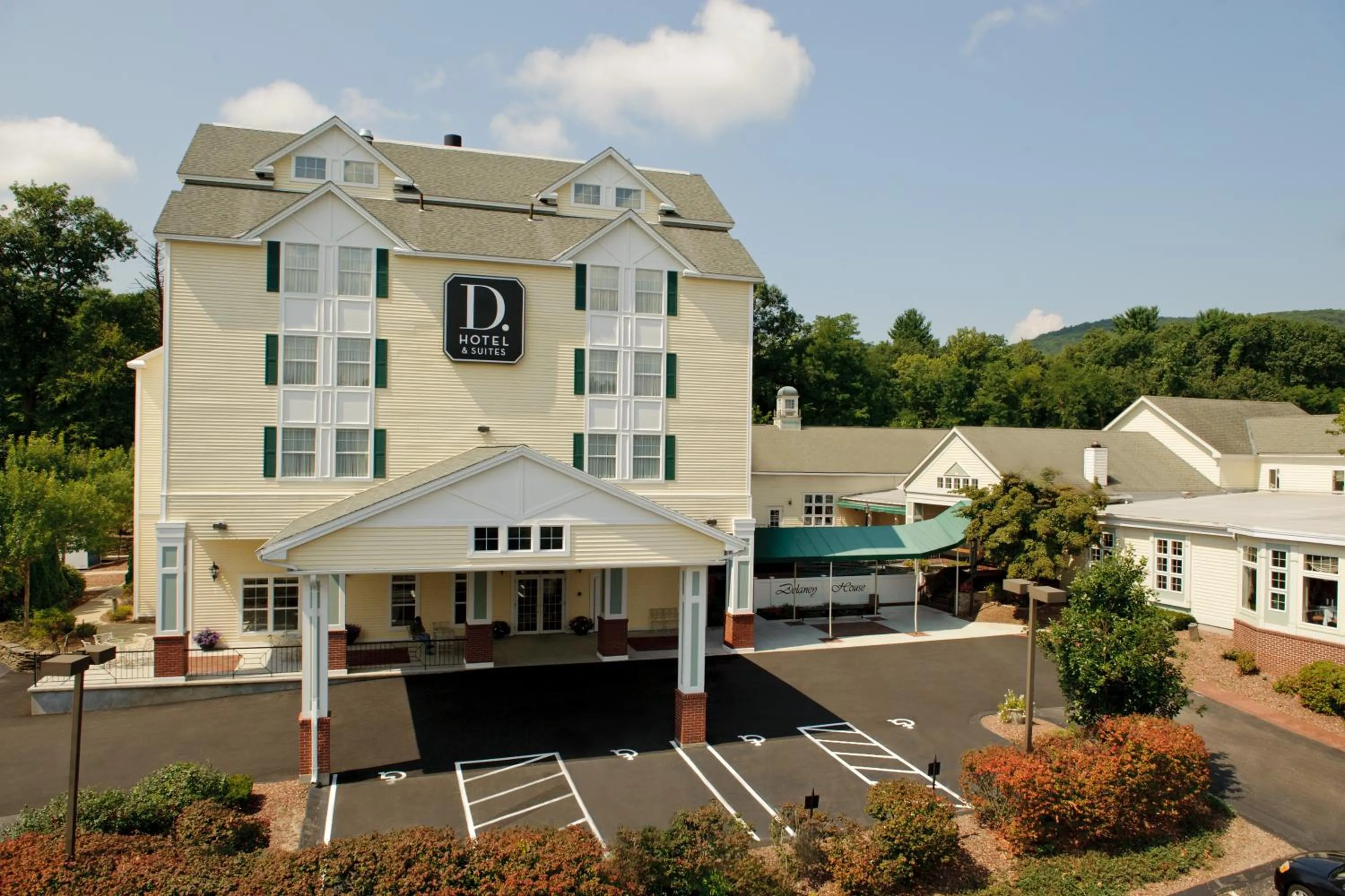 Facade/entrance in D. Hotel Suites & Spa
