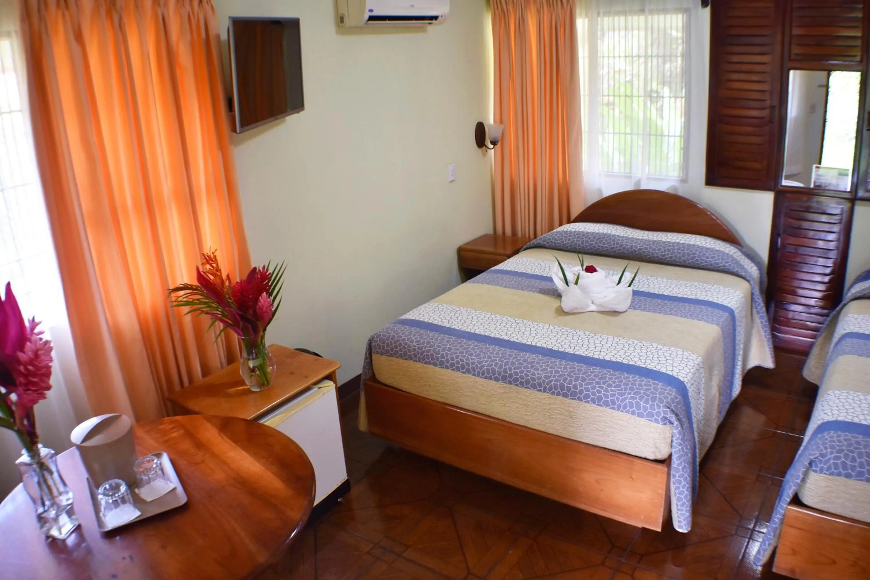 Bed in Hotel Arenal Country Inn