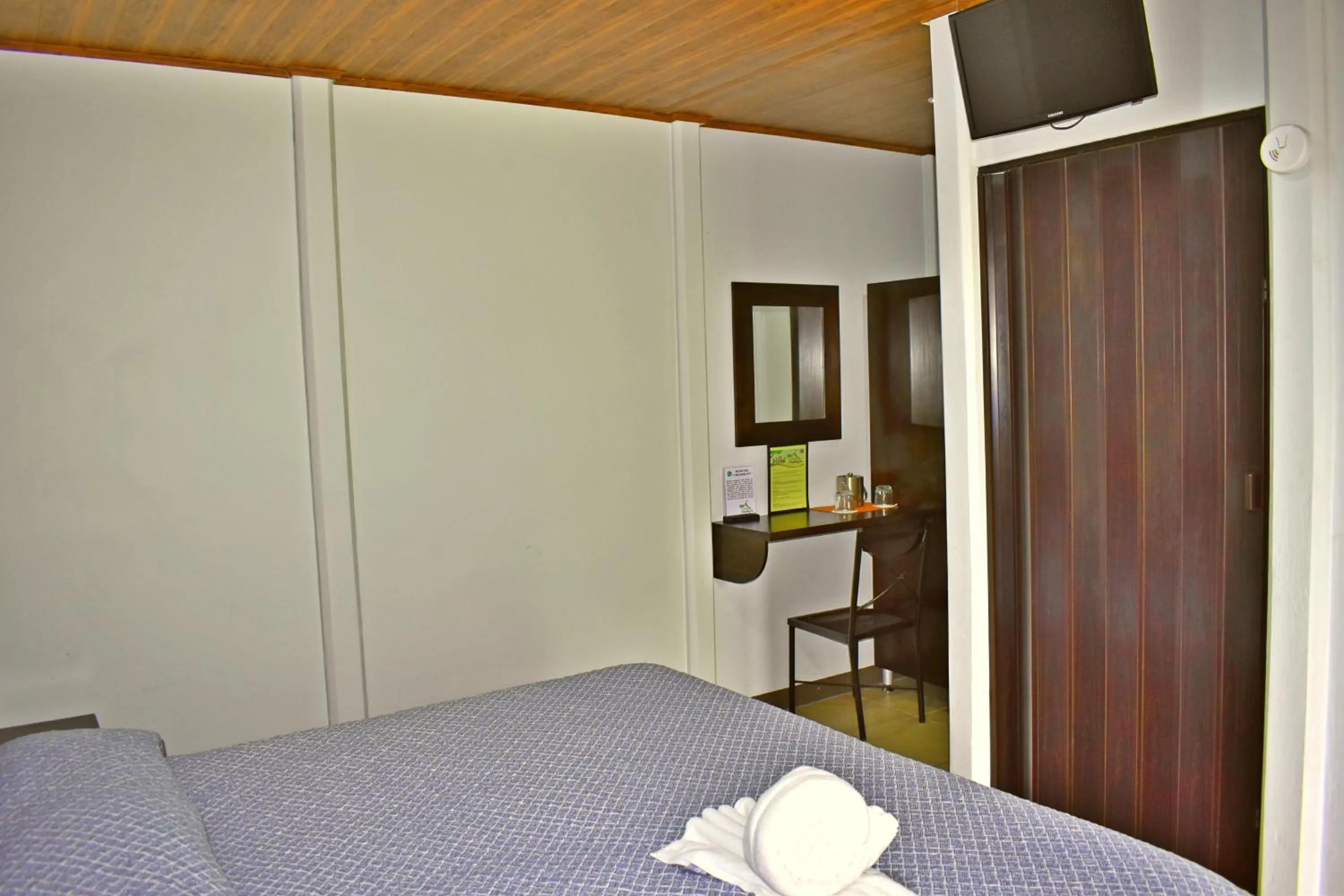 Bed in Hotel Arenal Country Inn