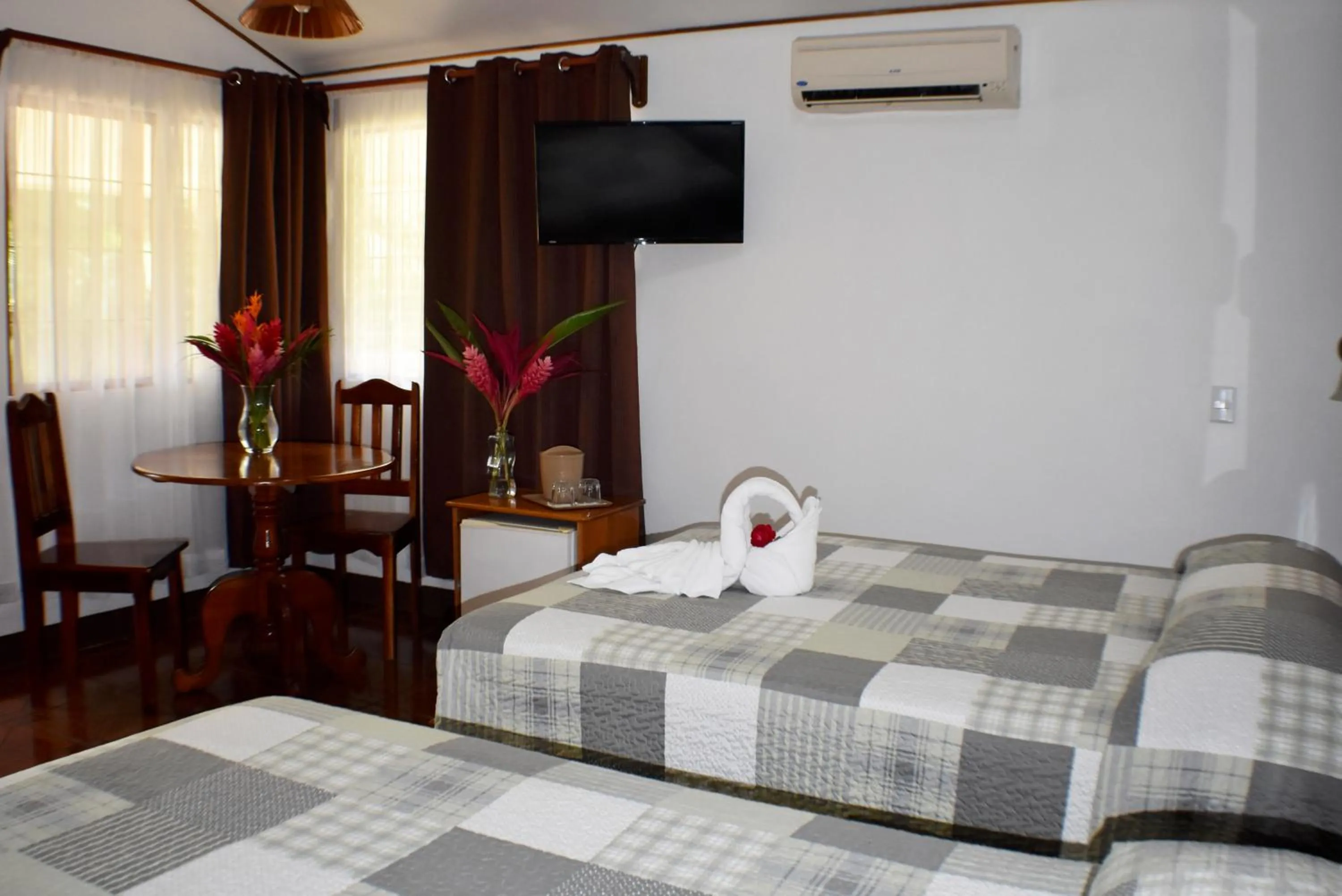 Photo of the whole room, Bed in Hotel Arenal Country Inn