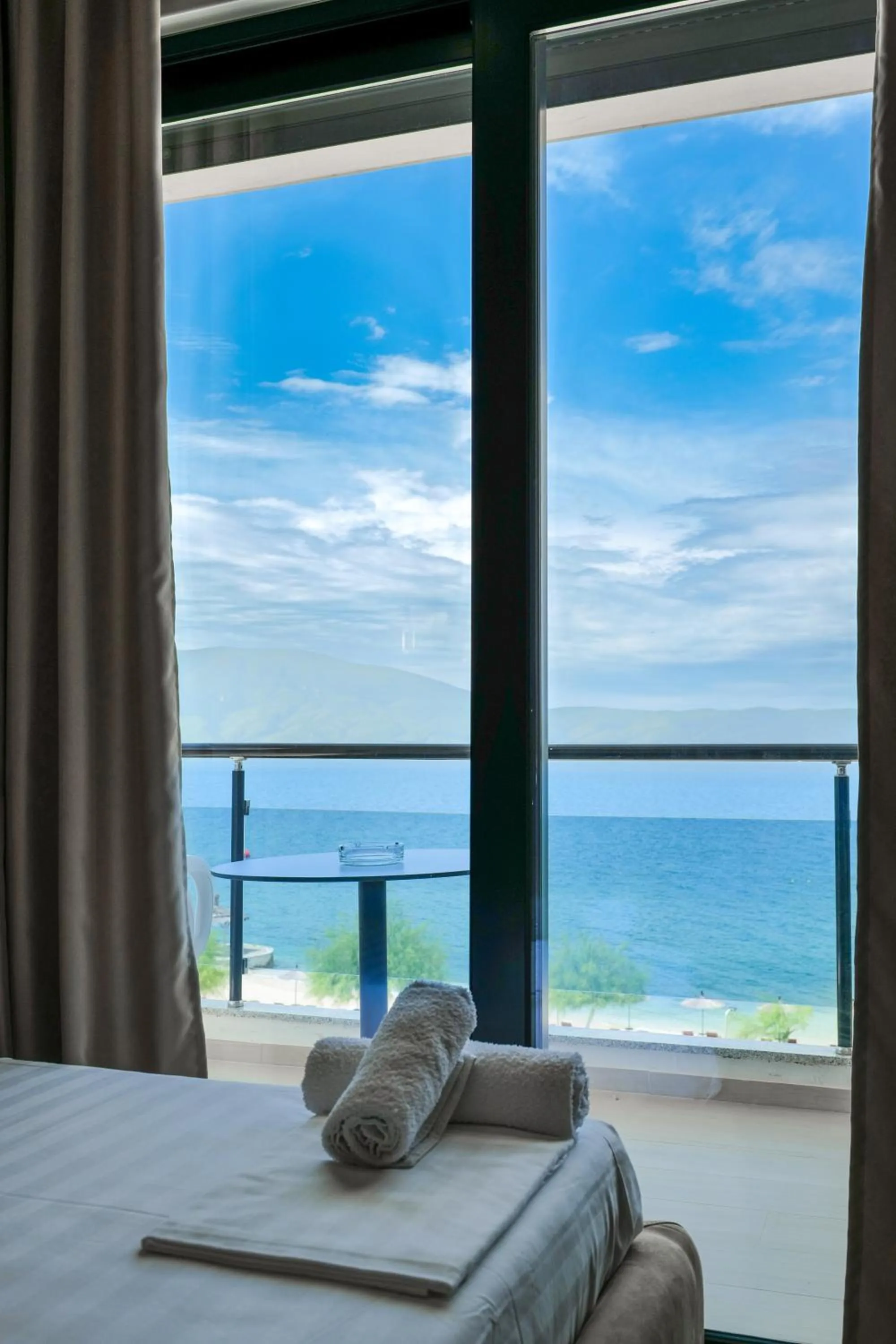 Balcony/Terrace, Bed in Hotel Roalb