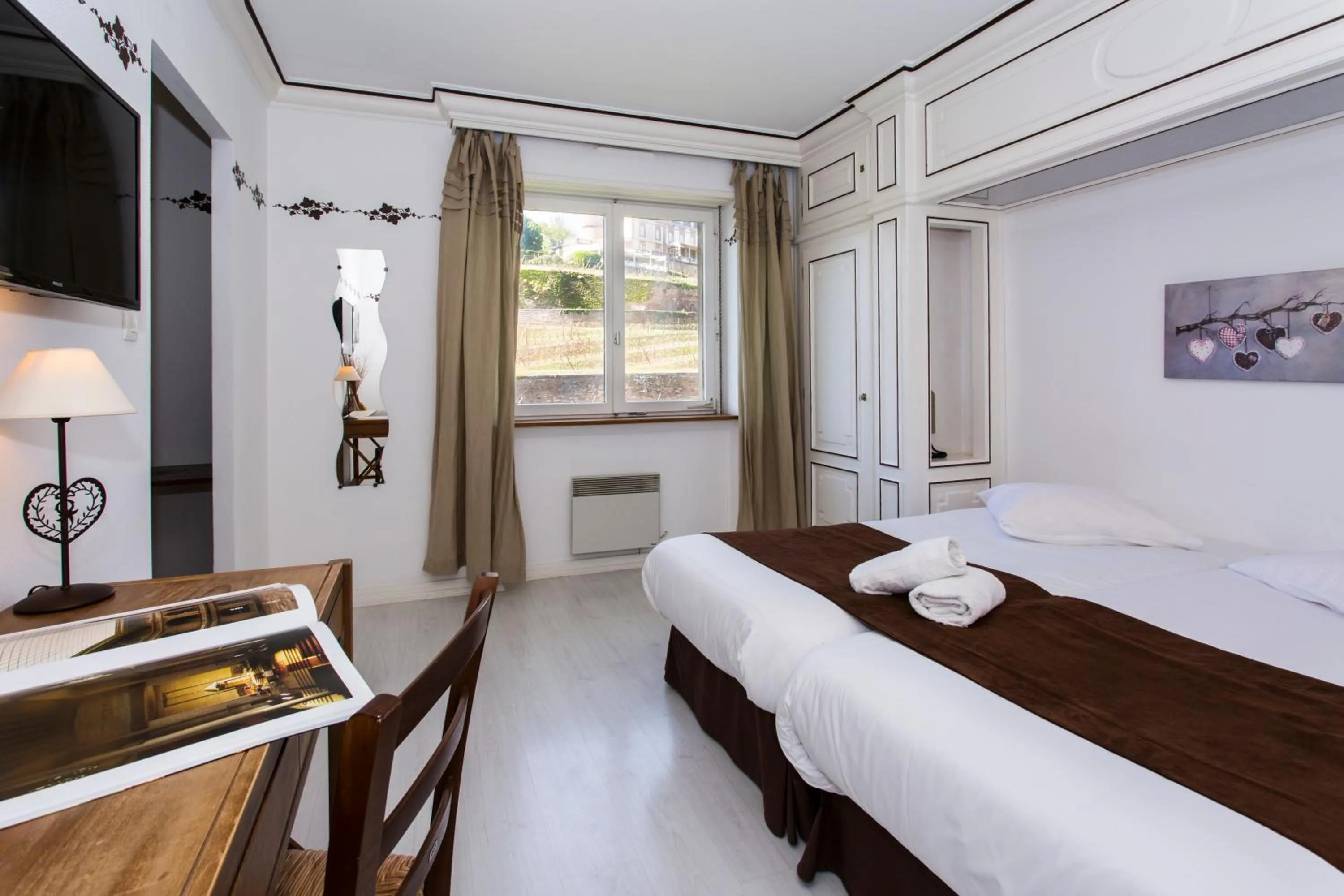 View (from property/room), Bed in Le Domaine de Rouffach