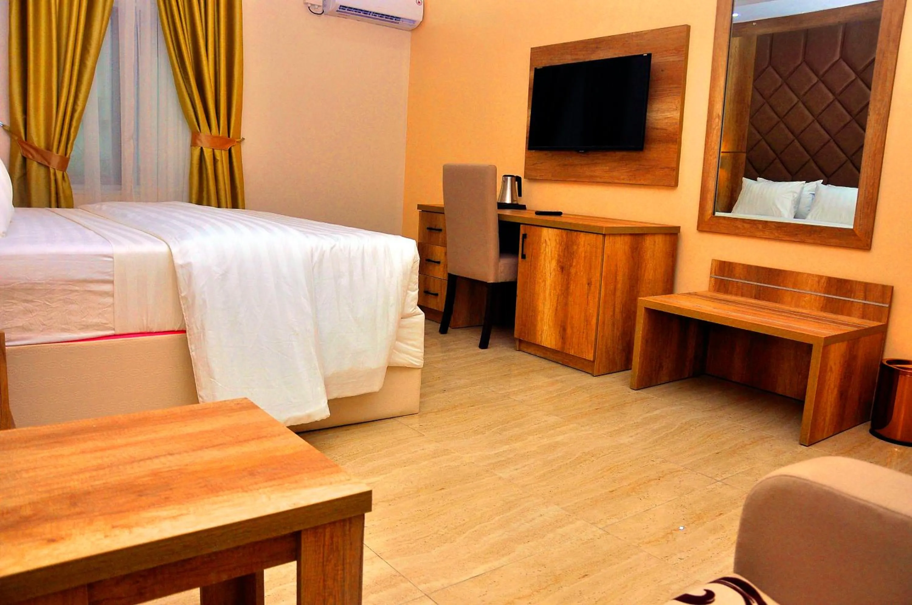 Photo of the whole room, Bed in Lit Suites