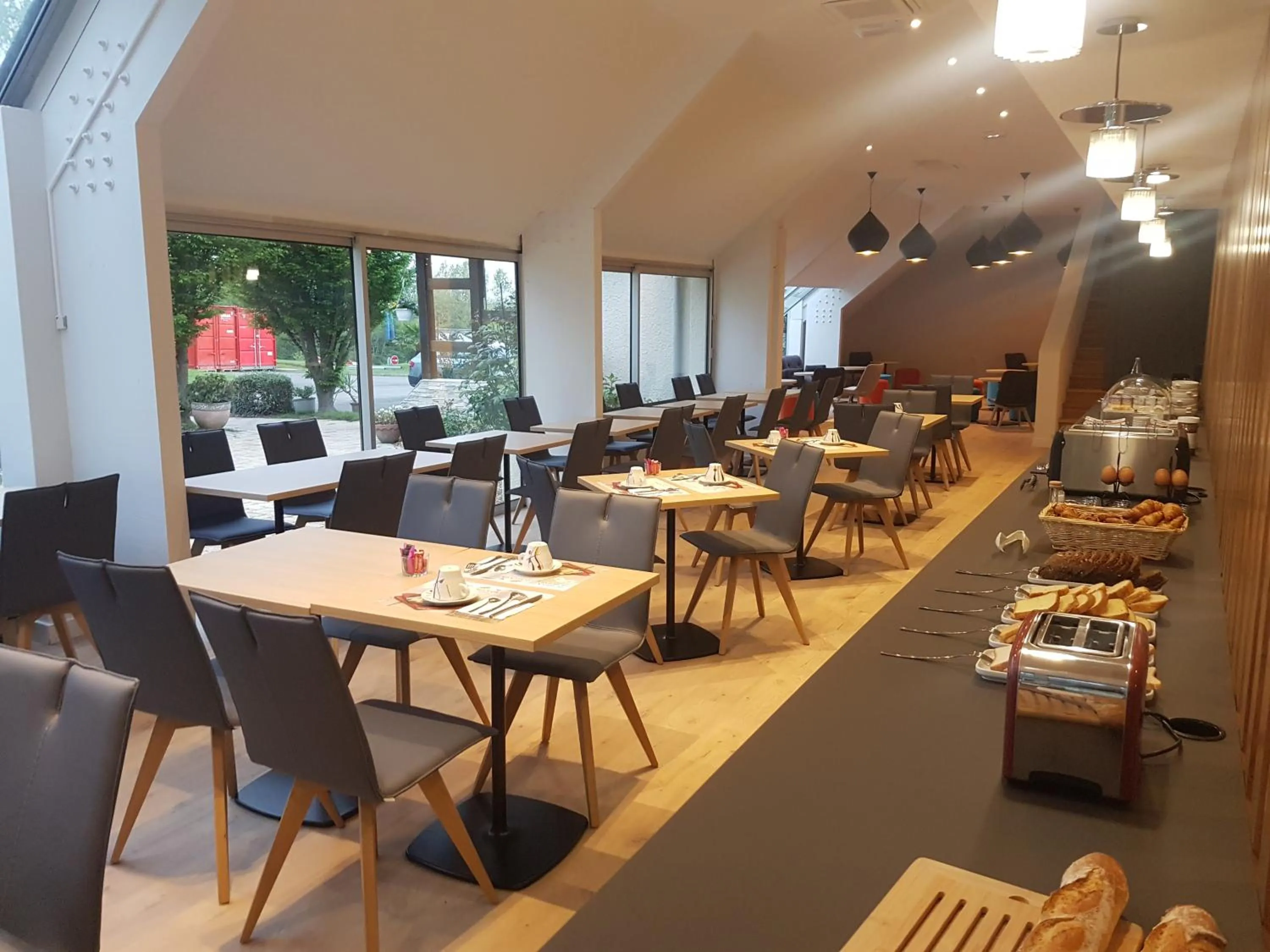 Restaurant/places to eat in Best Western Armor Park Dinan et Spa