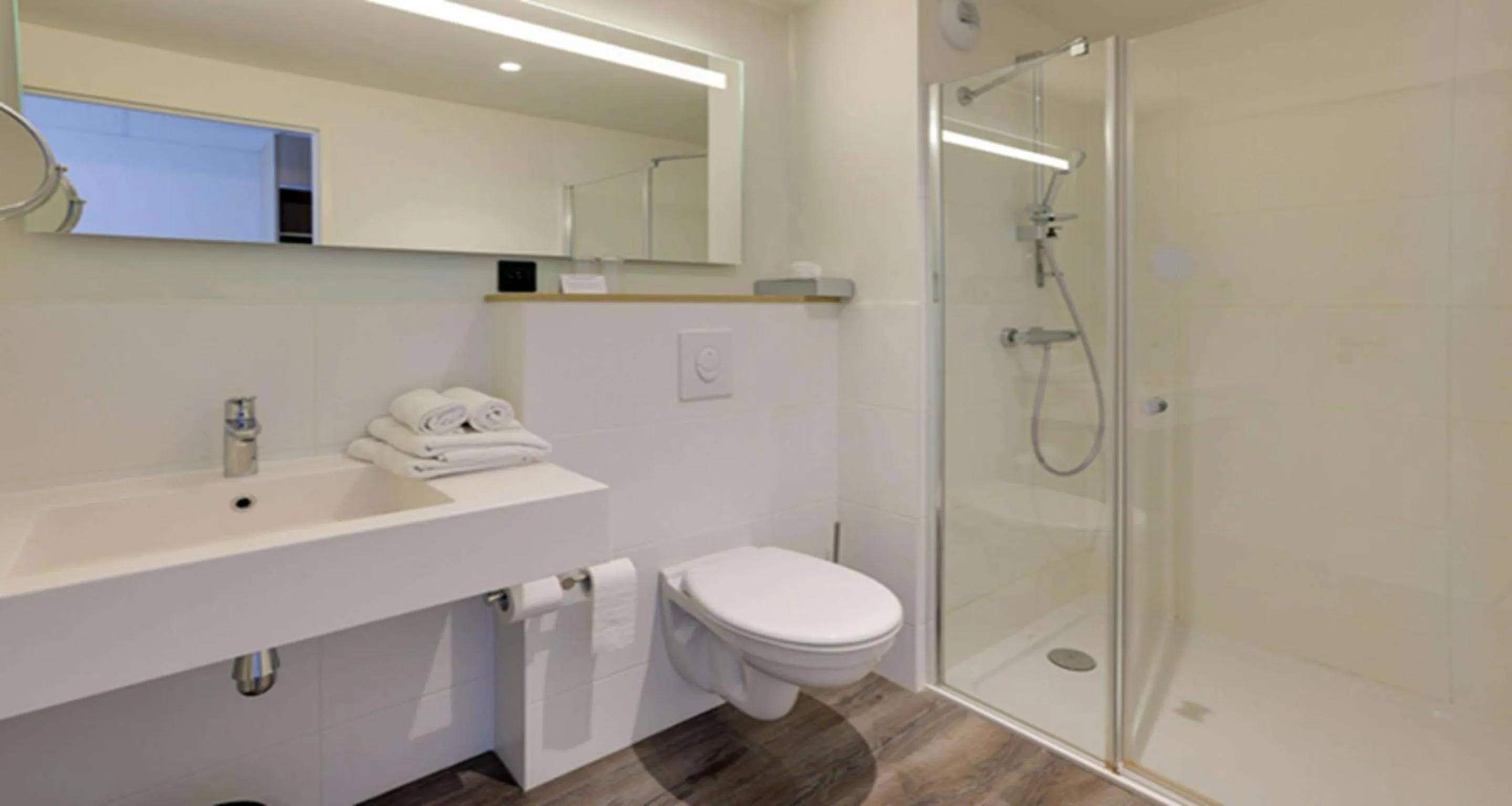 Bathroom in Best Western Armor Park Dinan et Spa