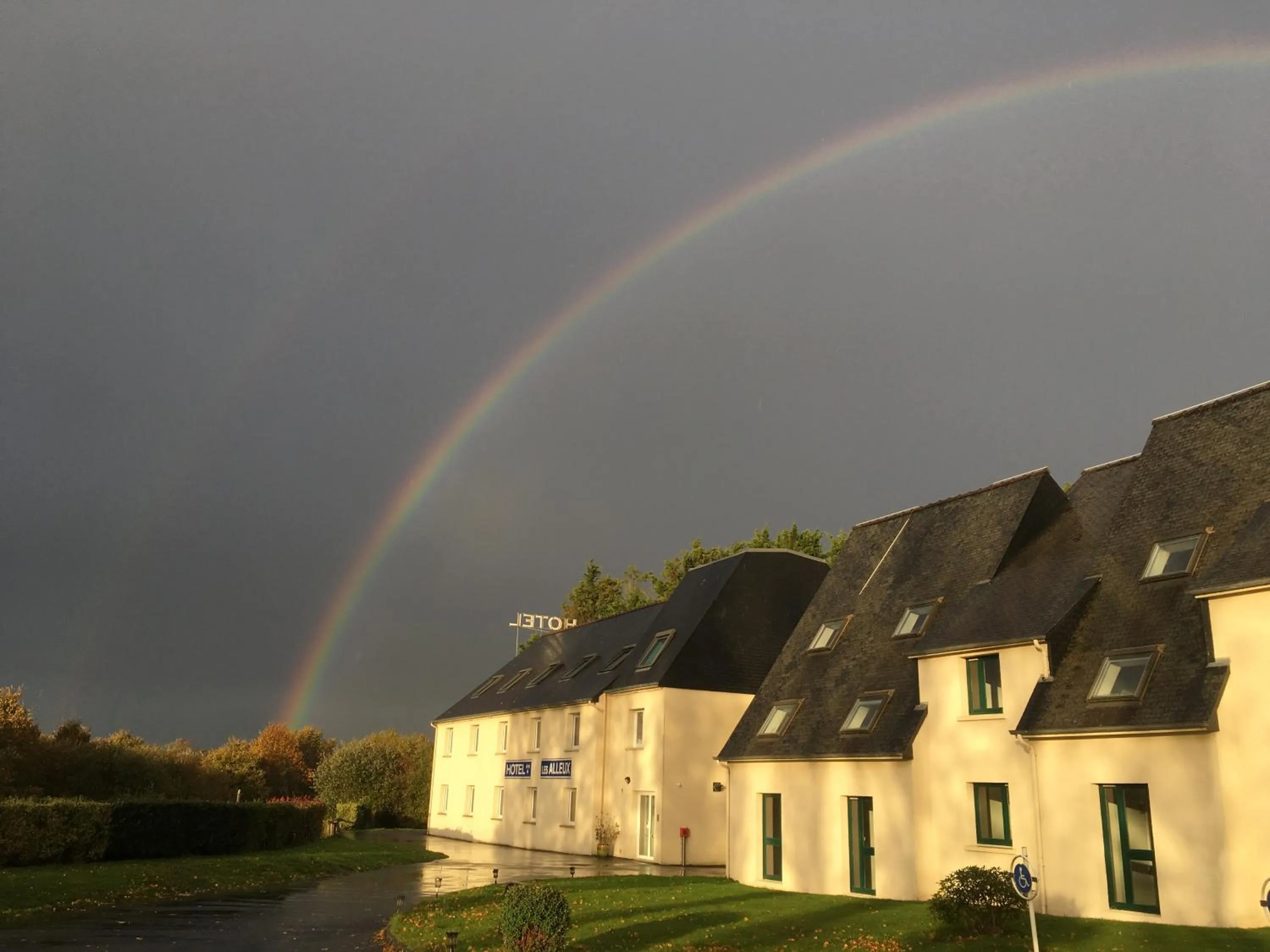 Property building in Best Western Armor Park Dinan et Spa