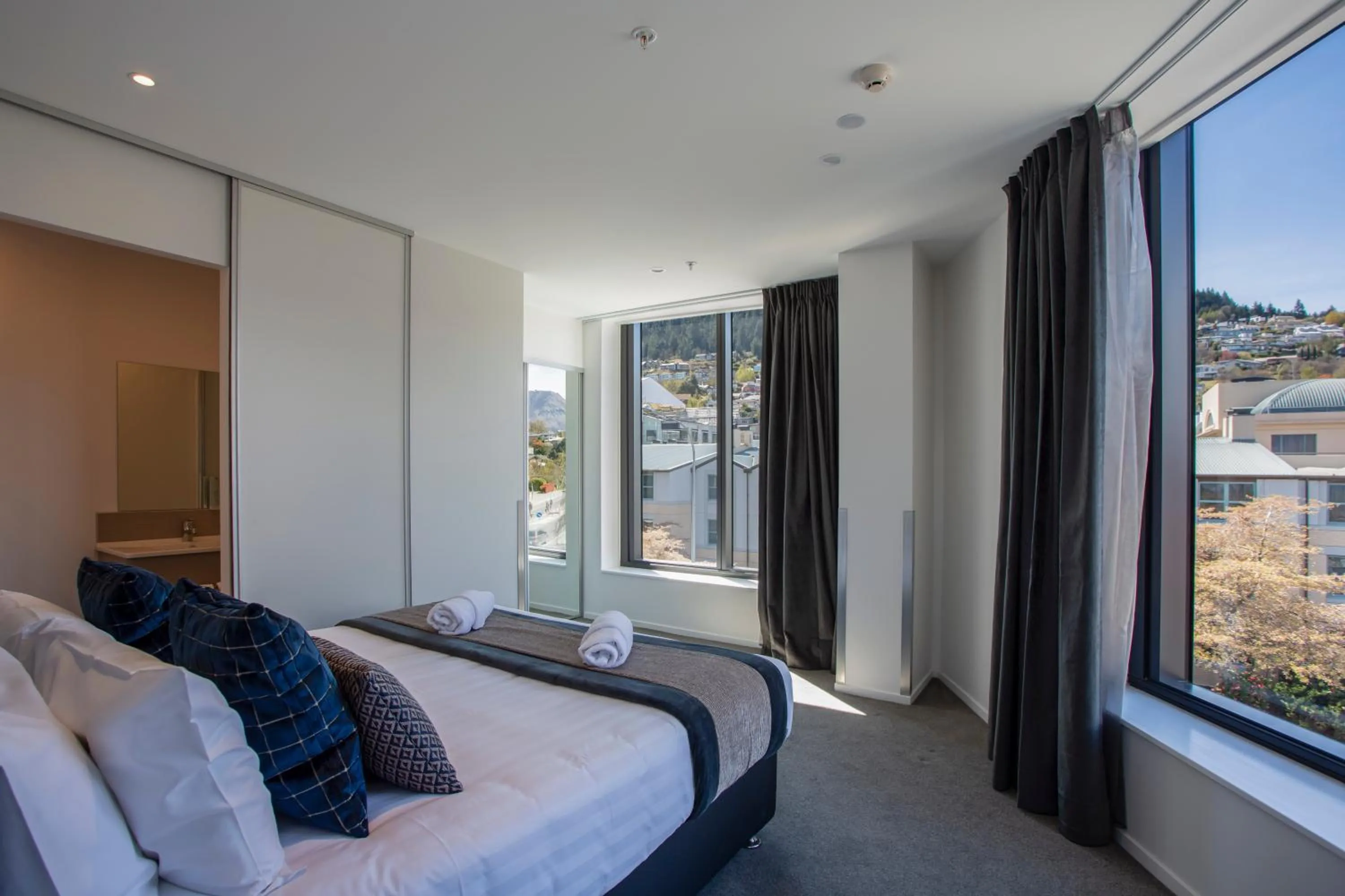 Photo of the whole room, Bed in Ramada by Wyndham Queenstown Central