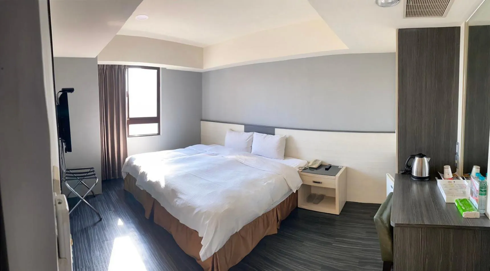 Photo of the whole room, Bed in Taichung One Chung Hotel