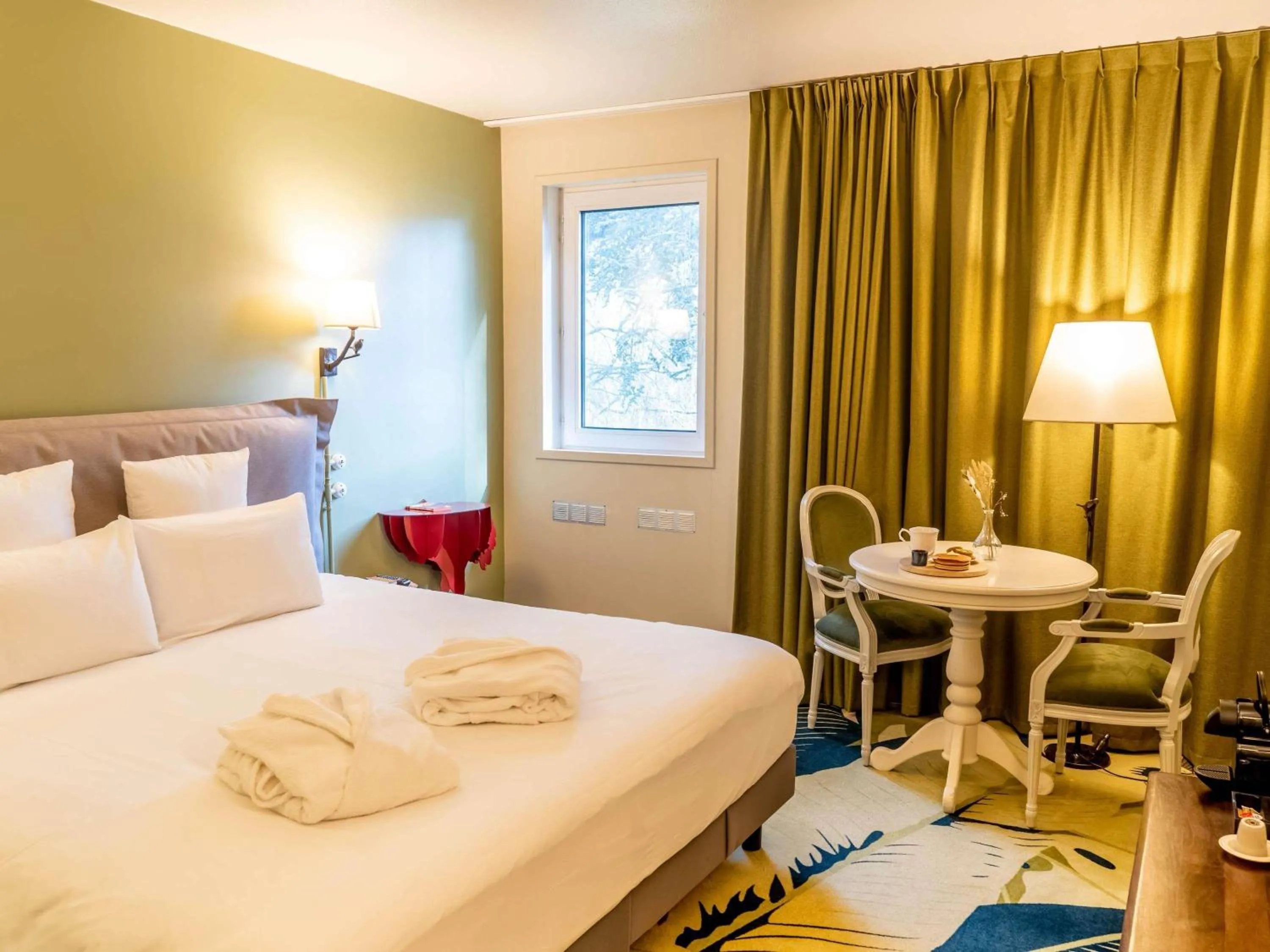 Bedroom, Bed in Hotel Mercure Parc du Coudray - Barbizon