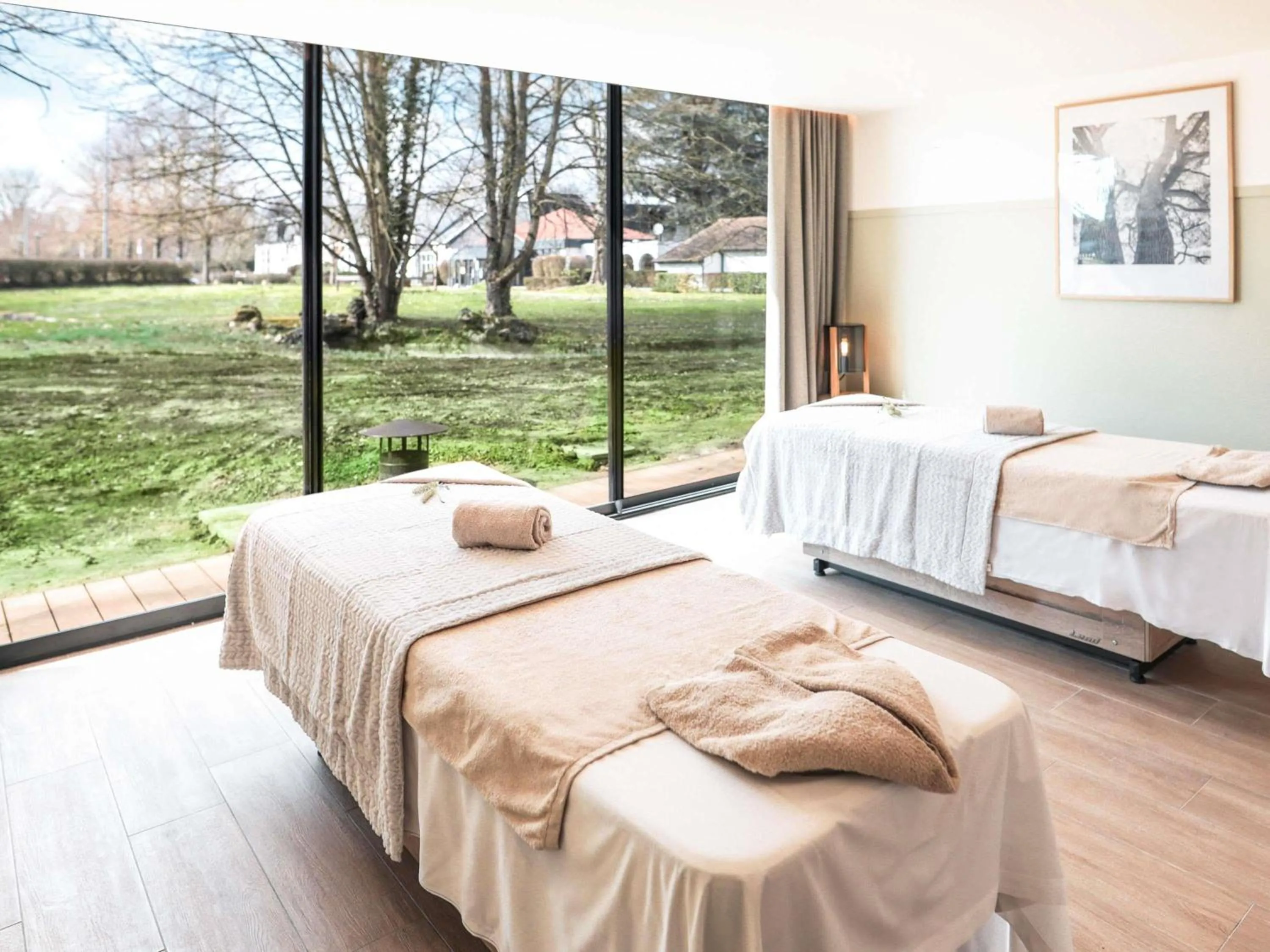 Property building, Bed in Hotel Mercure Parc du Coudray - Barbizon