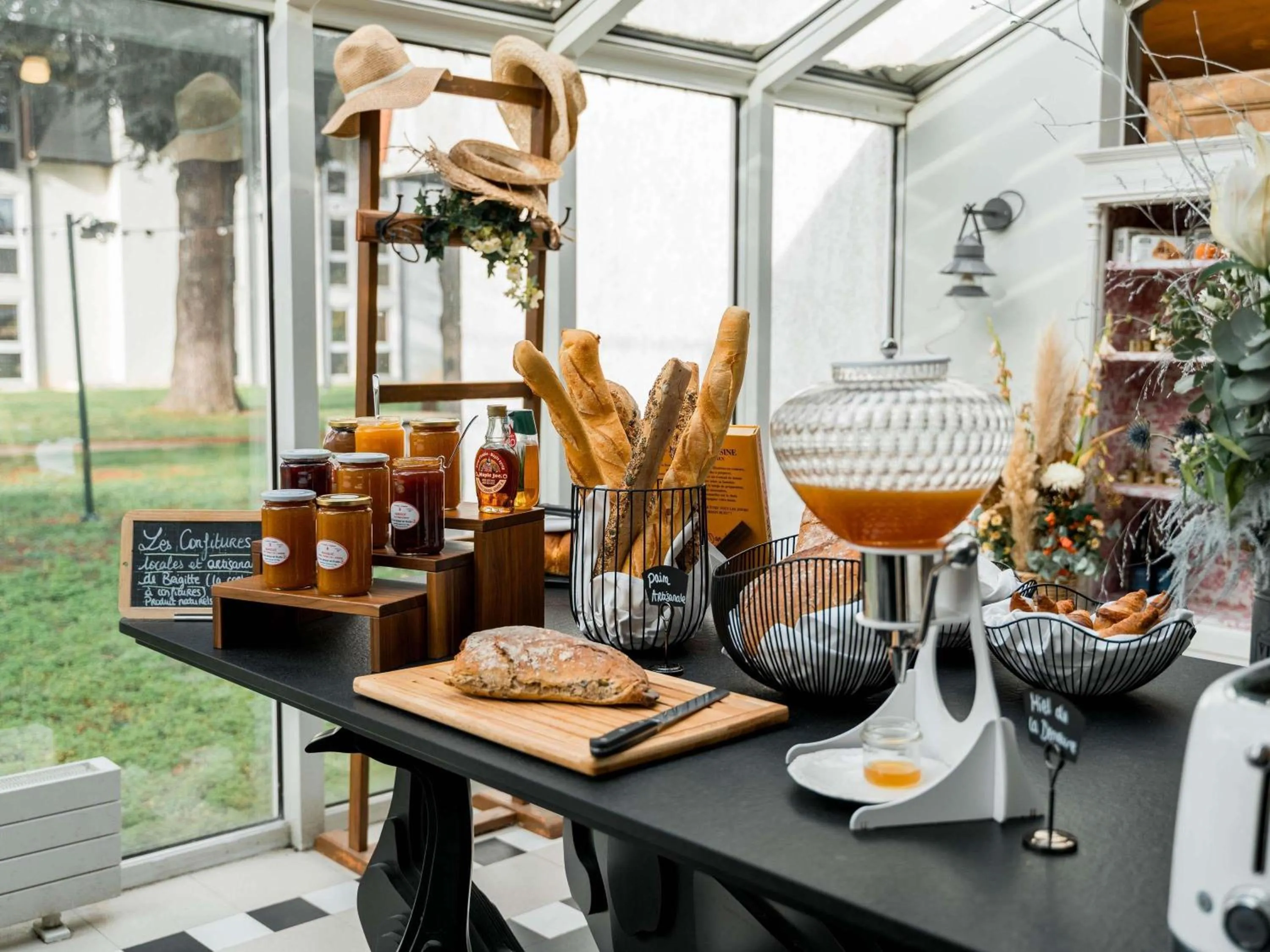 Breakfast in Hotel Mercure Parc du Coudray - Barbizon