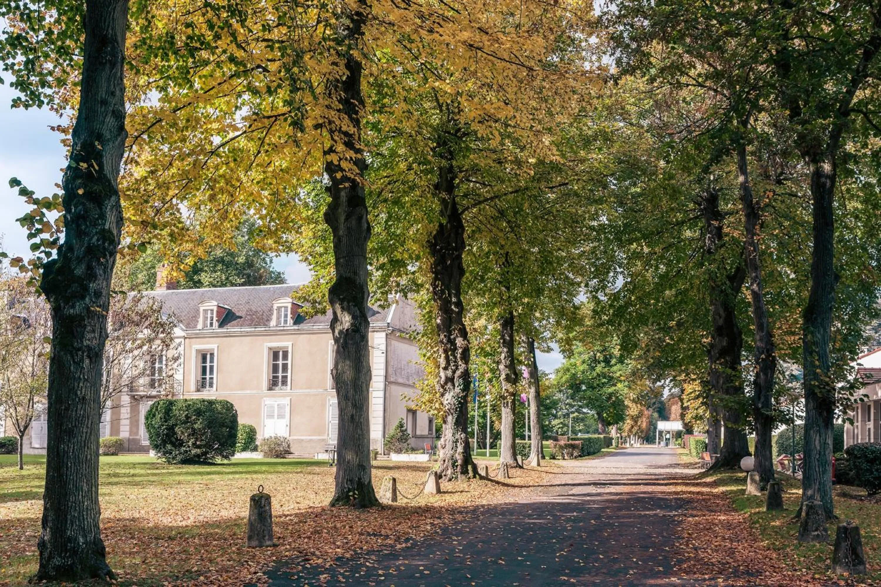 Facade/entrance in Hotel Mercure Parc du Coudray - Barbizon