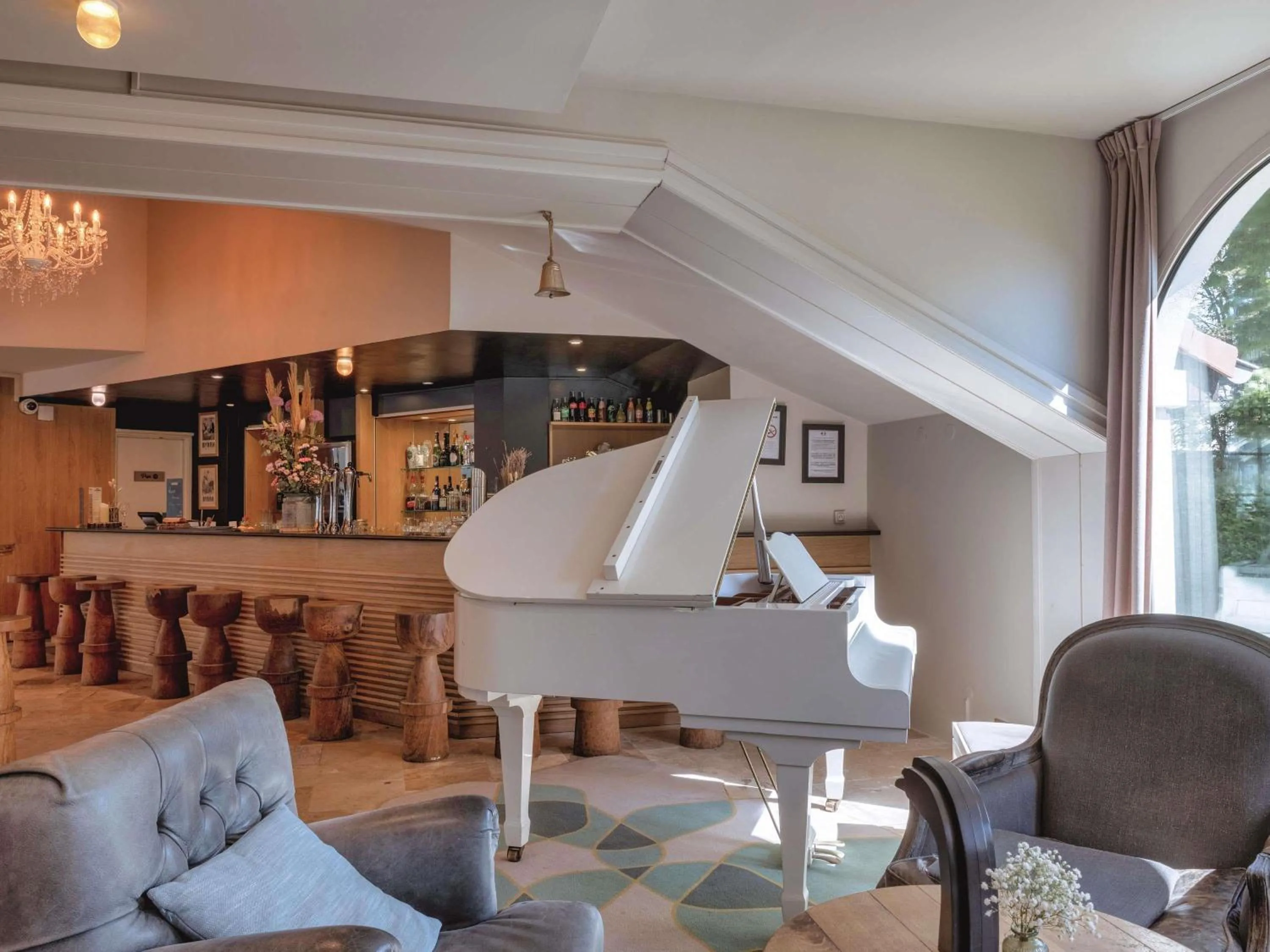 Lounge or bar in Hotel Mercure Parc du Coudray - Barbizon