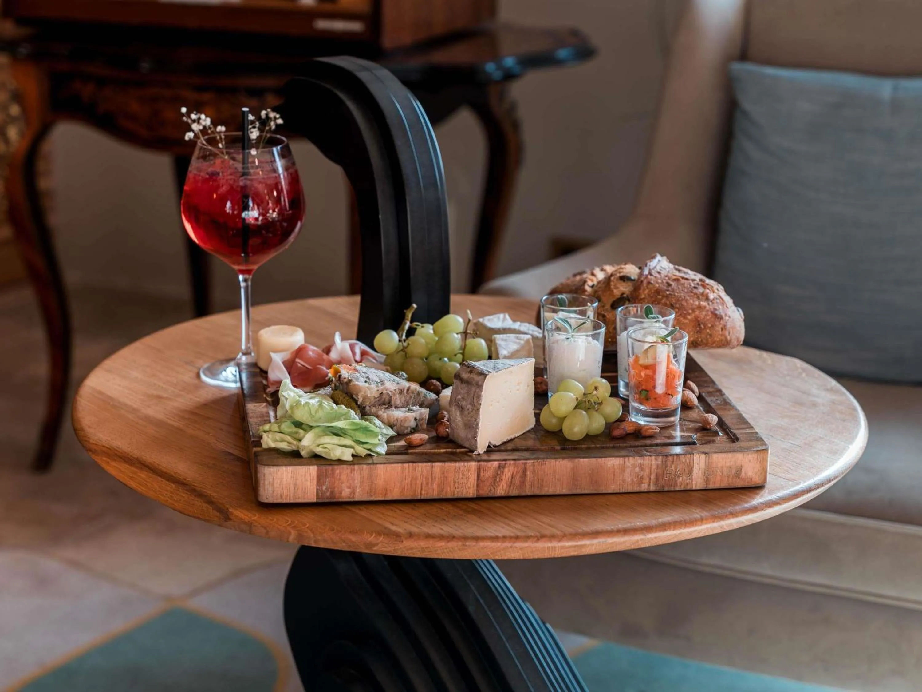 Lounge or bar in Hotel Mercure Parc du Coudray - Barbizon