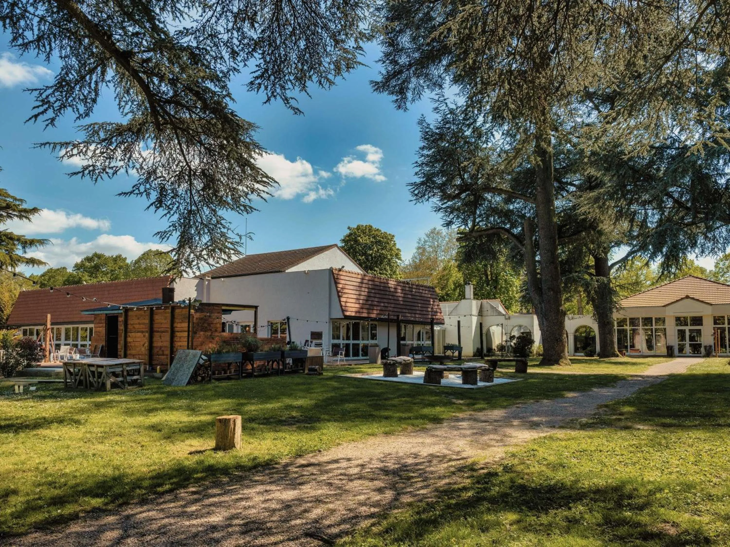 Property building in Hotel Mercure Parc du Coudray - Barbizon