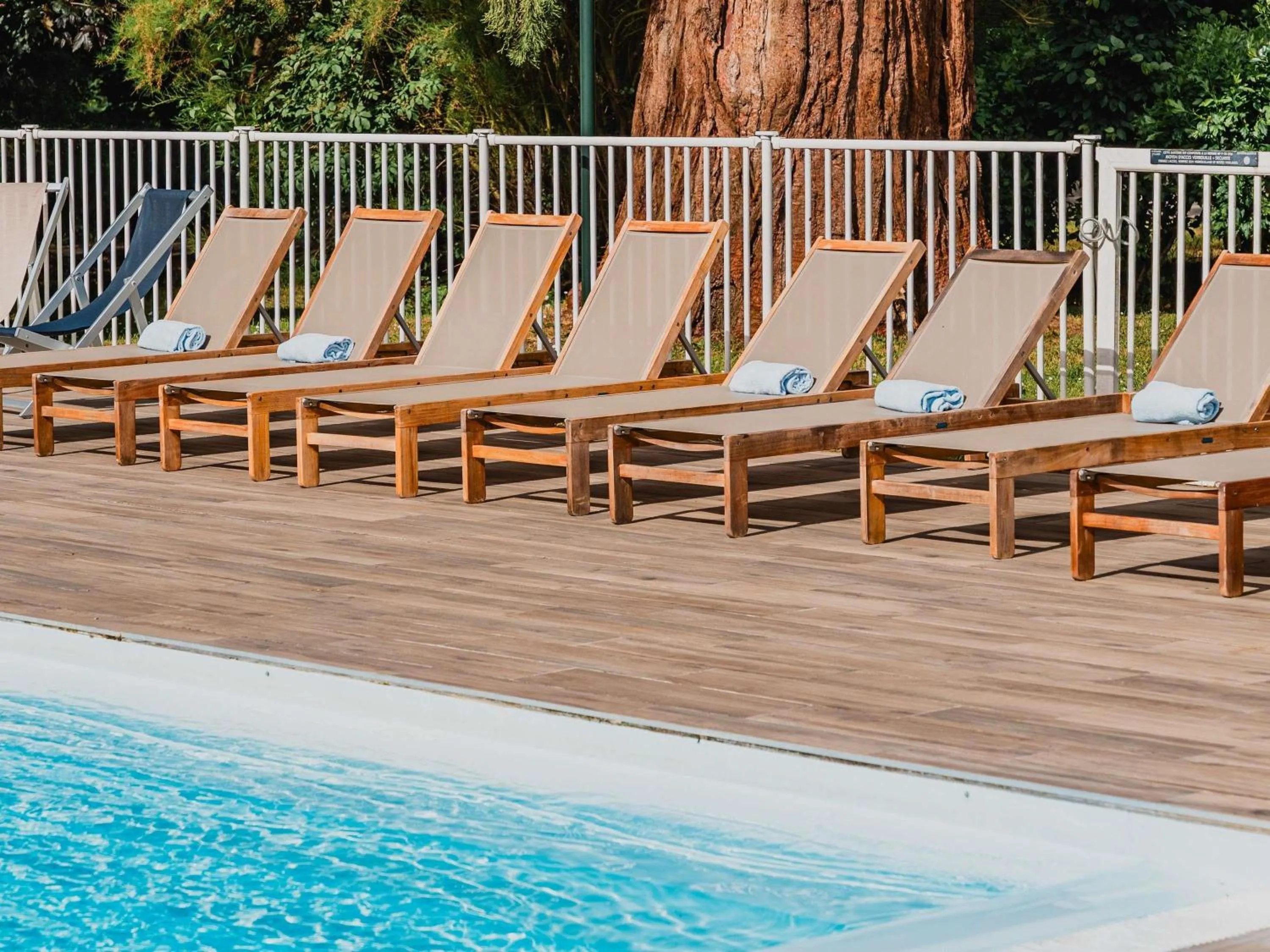 Pool view in Hotel Mercure Parc du Coudray - Barbizon
