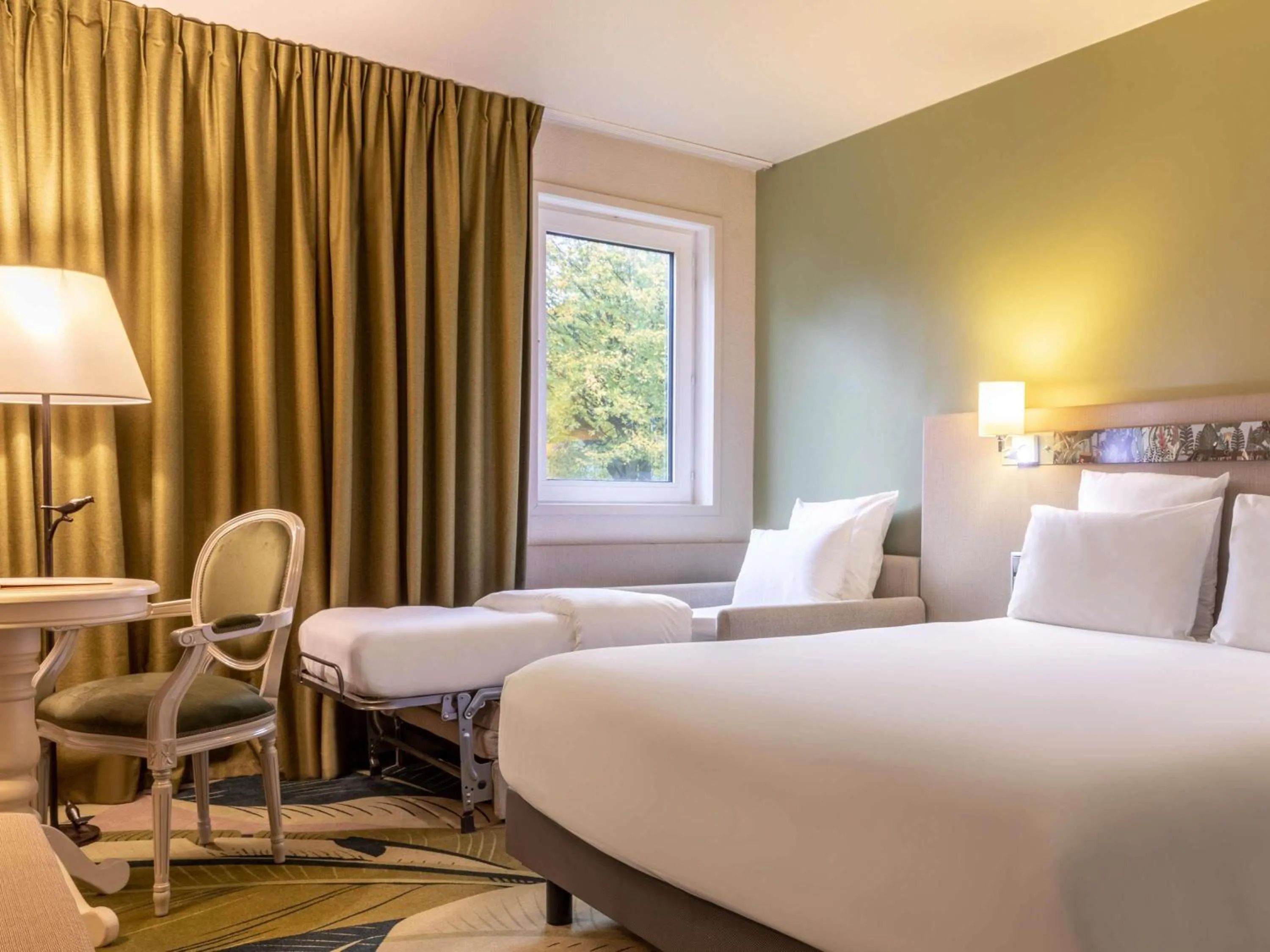 Bedroom, Bed in Hotel Mercure Parc du Coudray - Barbizon