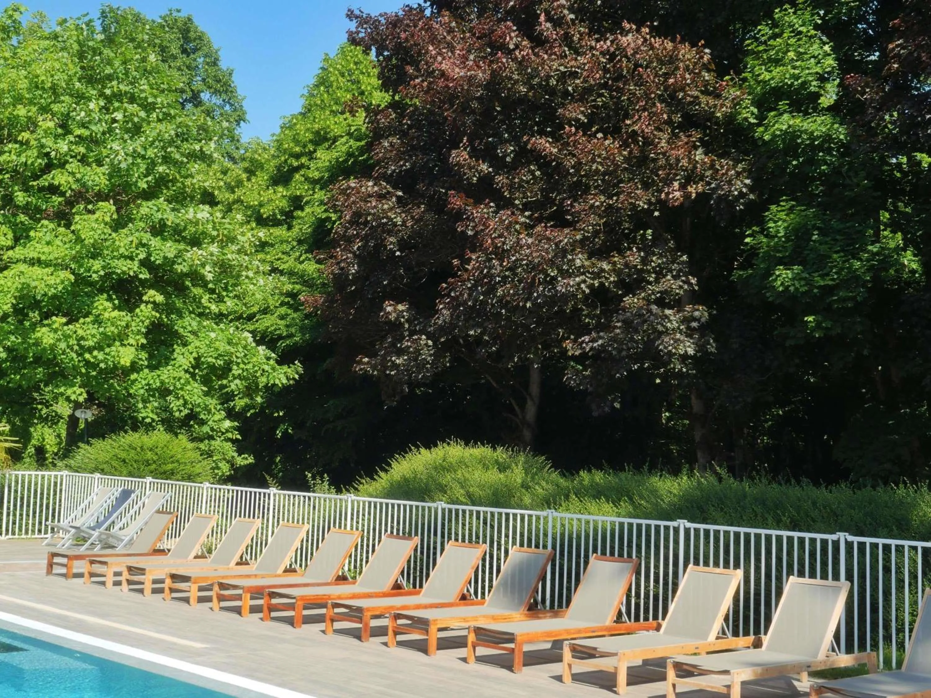 Pool view in Hotel Mercure Parc du Coudray - Barbizon
