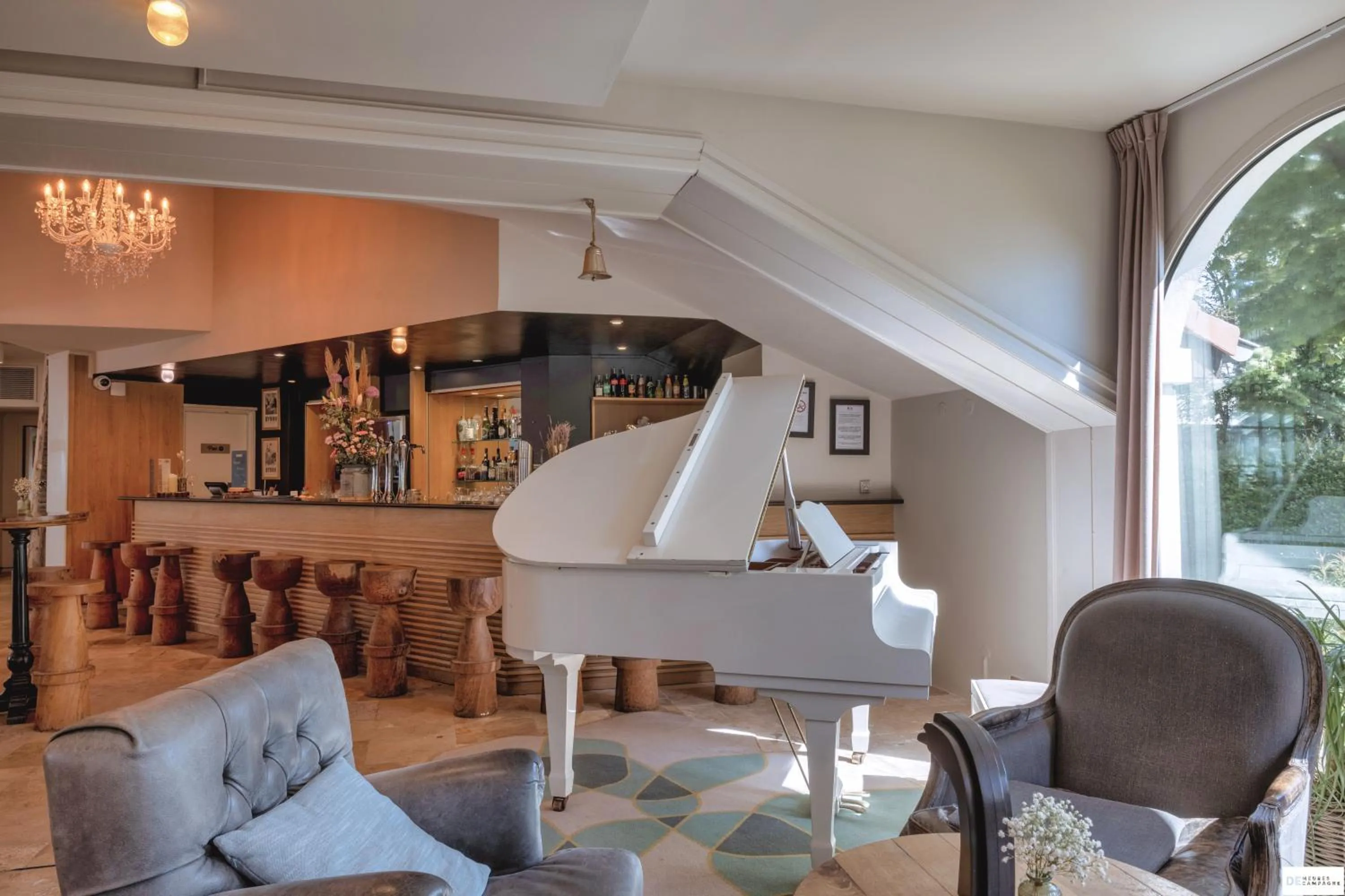 Lounge or bar in Hotel Mercure Parc du Coudray - Barbizon