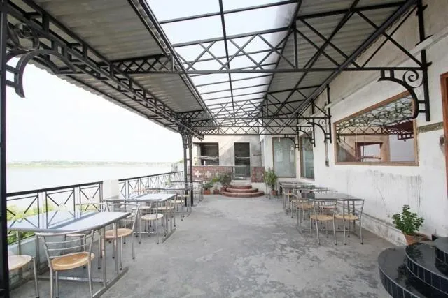 Restaurant/places to eat in Rahul Guest House