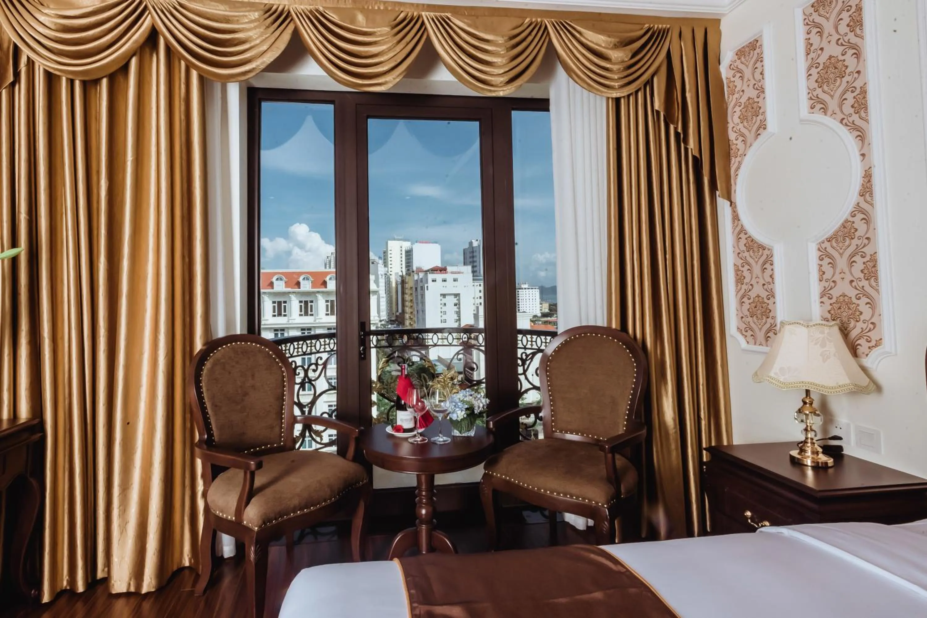 Balcony/Terrace, Bed in Dragon Legend Hotel