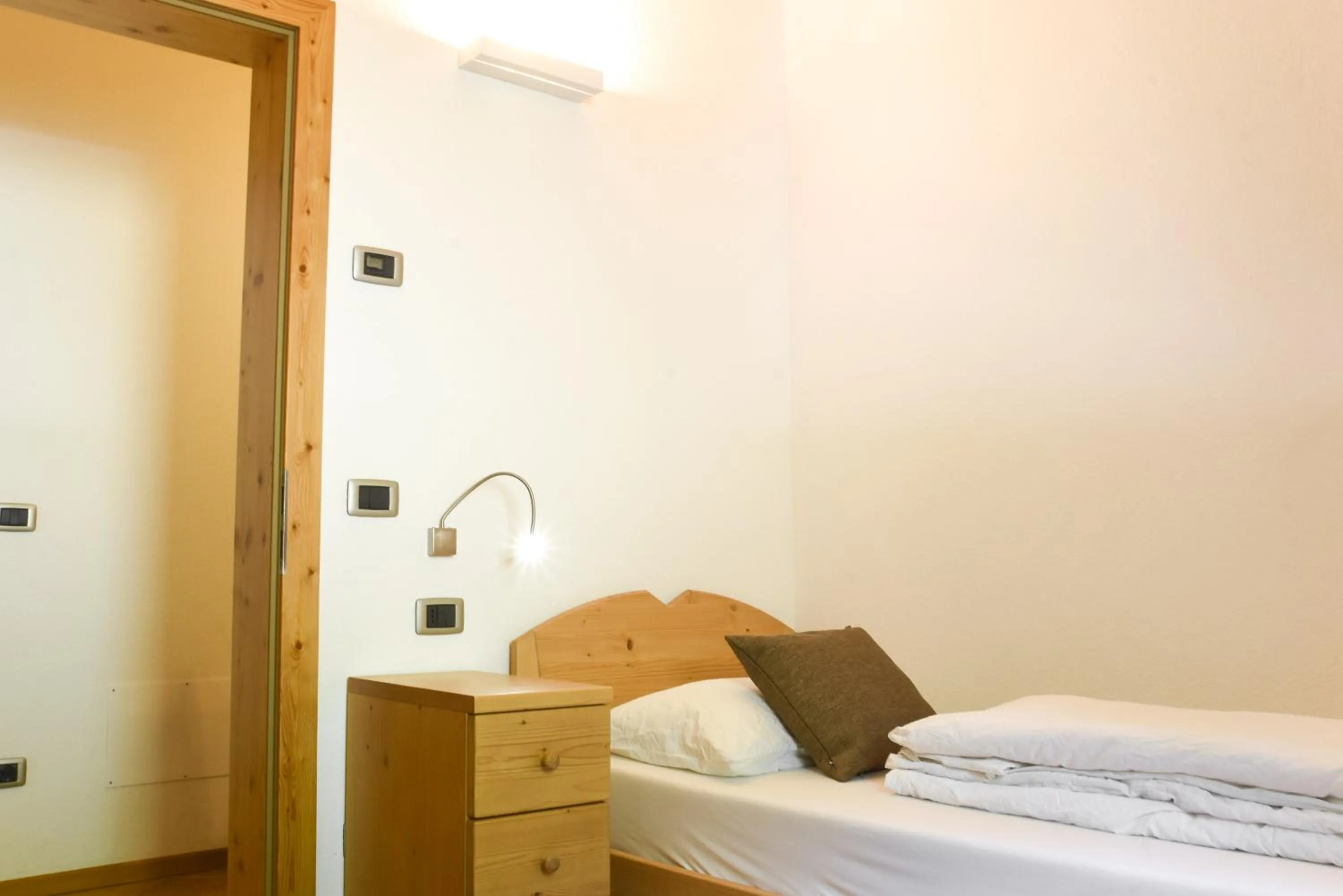 Photo of the whole room, Bed in Agritur Casteller