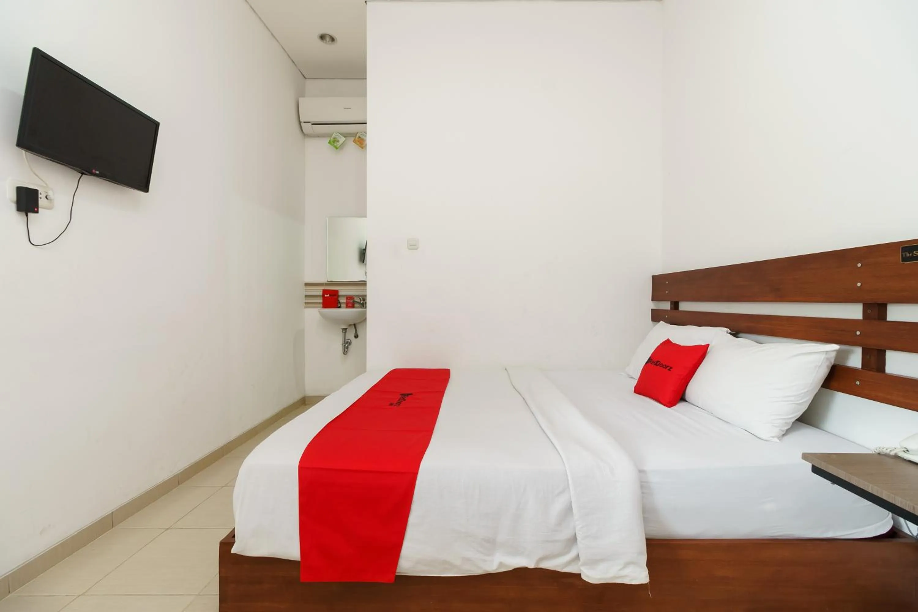 Bedroom, Bed in RedDoorz Syariah near Jembatan Siti Nurbaya Padang