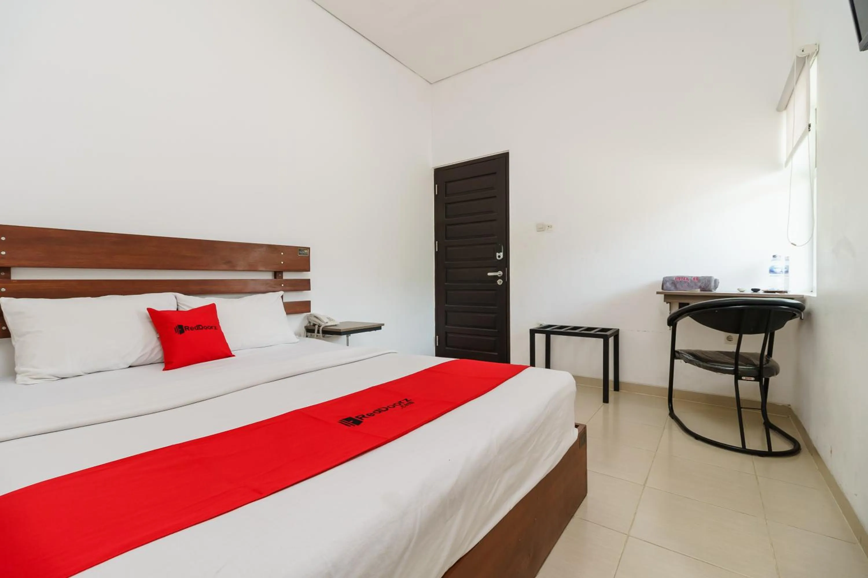 Bedroom, Bed in RedDoorz Syariah near Jembatan Siti Nurbaya Padang