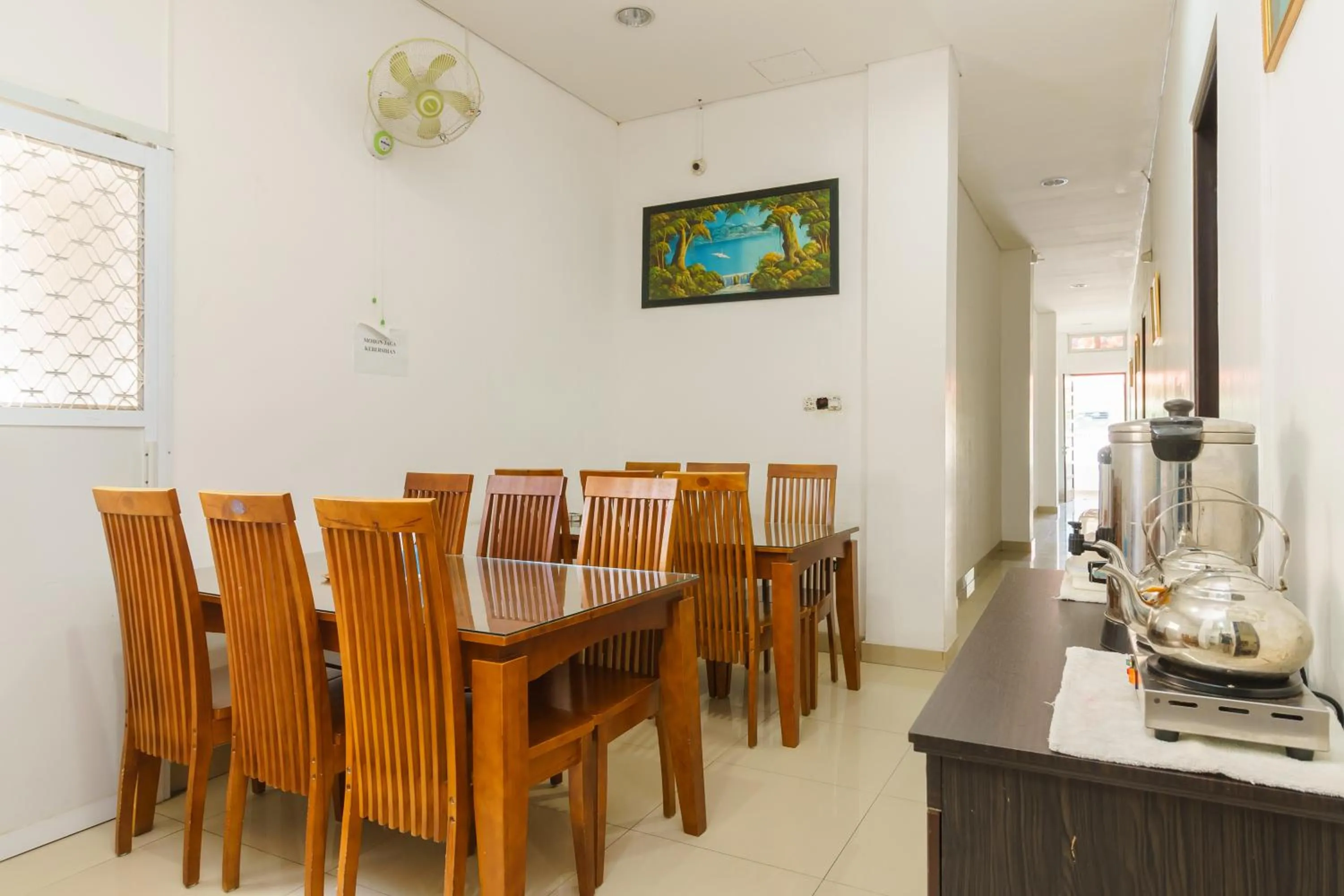 Restaurant/places to eat in RedDoorz Syariah near Jembatan Siti Nurbaya Padang