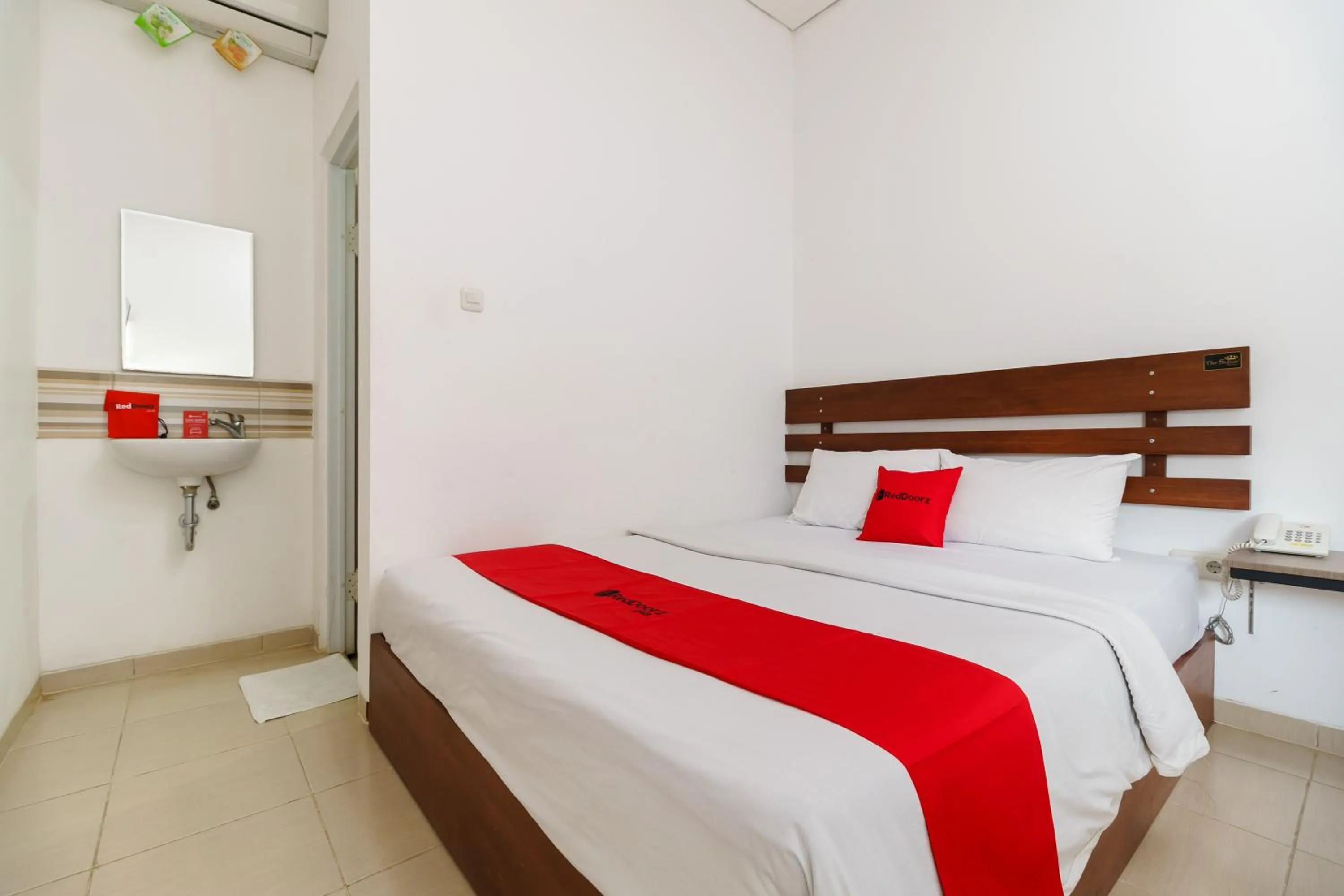 Bedroom, Bed in RedDoorz Syariah near Jembatan Siti Nurbaya Padang