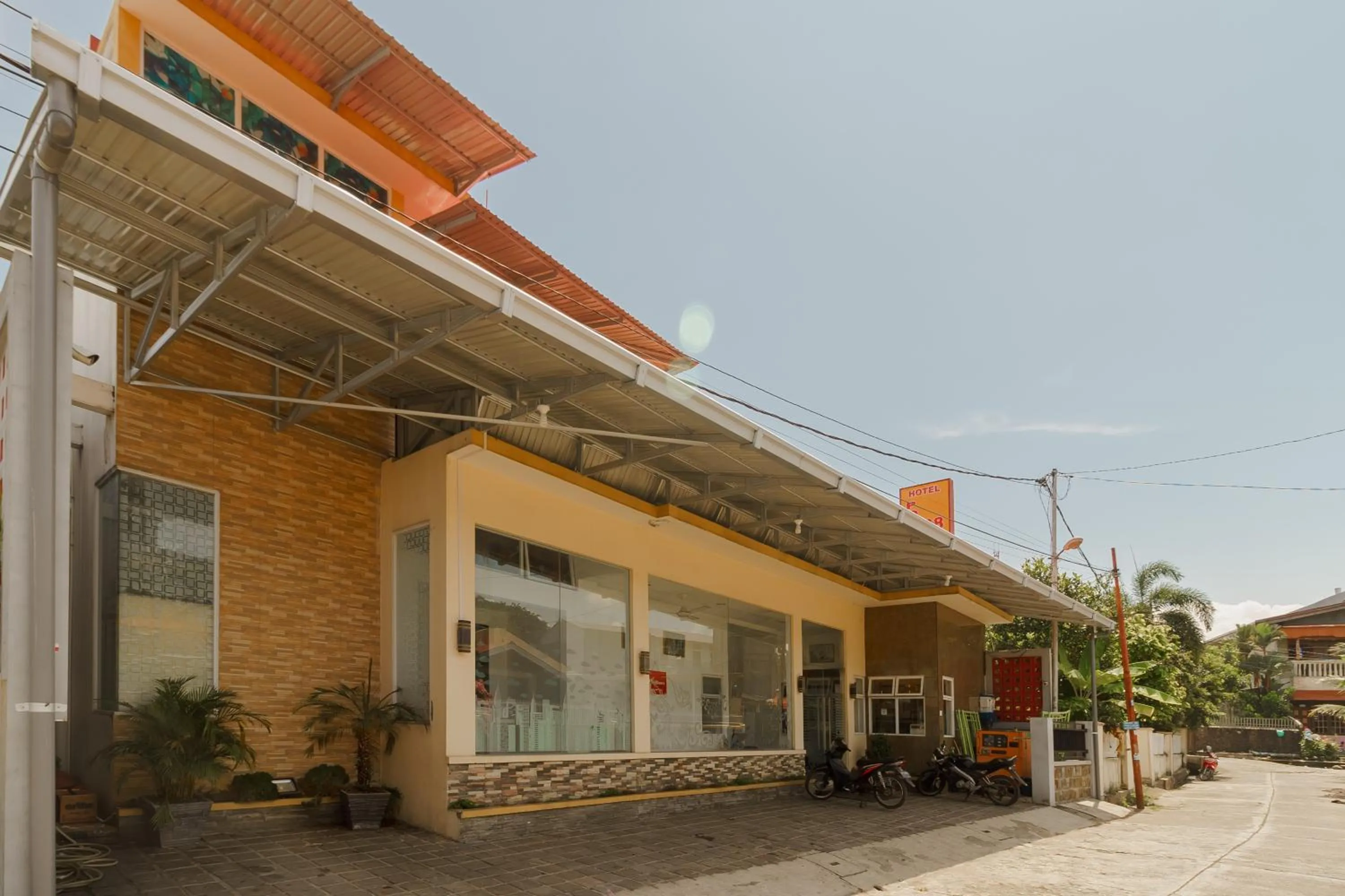 Property building in RedDoorz Syariah near Jembatan Siti Nurbaya Padang