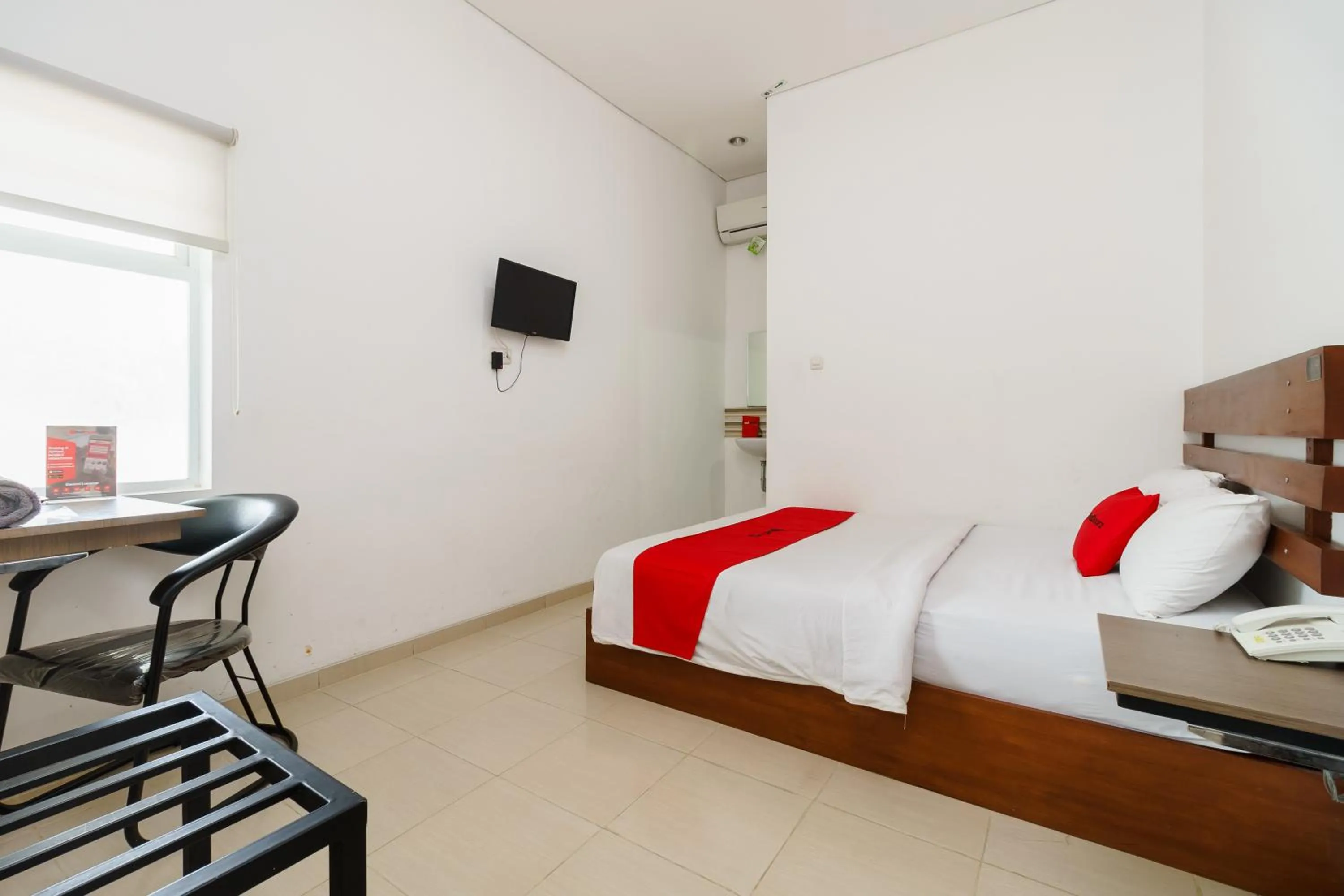 Bedroom, Bed in RedDoorz Syariah near Jembatan Siti Nurbaya Padang
